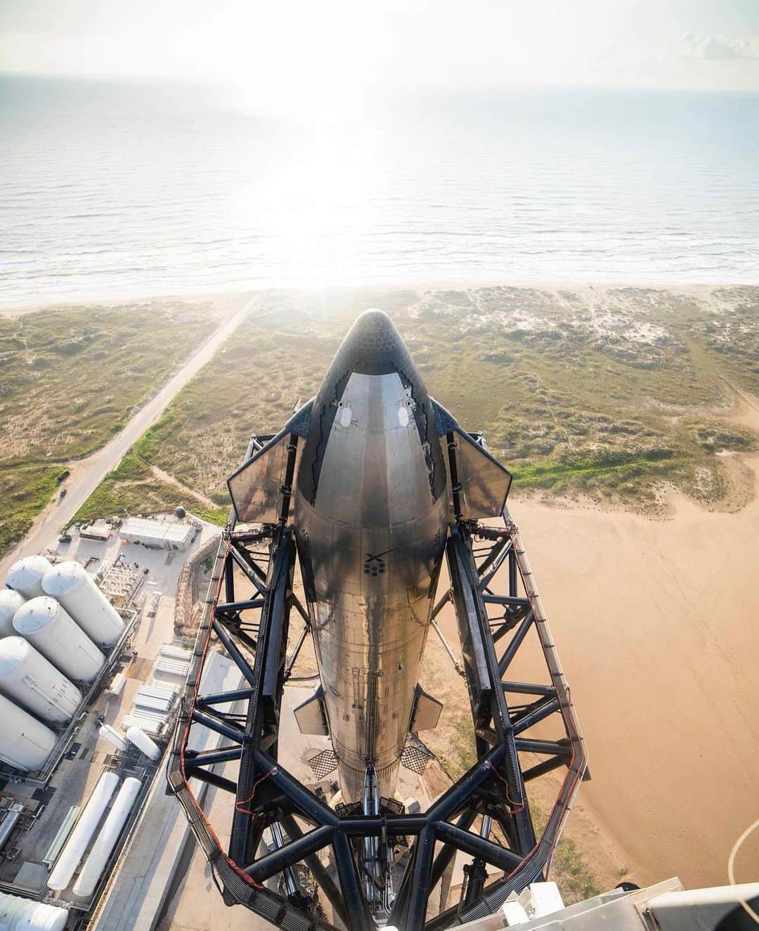 T.O.Pさんのインスタグラム写真 - (T.O.PInstagram)「🚀   @dearmoonproject @spacex」4月15日 10時20分 - choi_seung_hyun_tttop