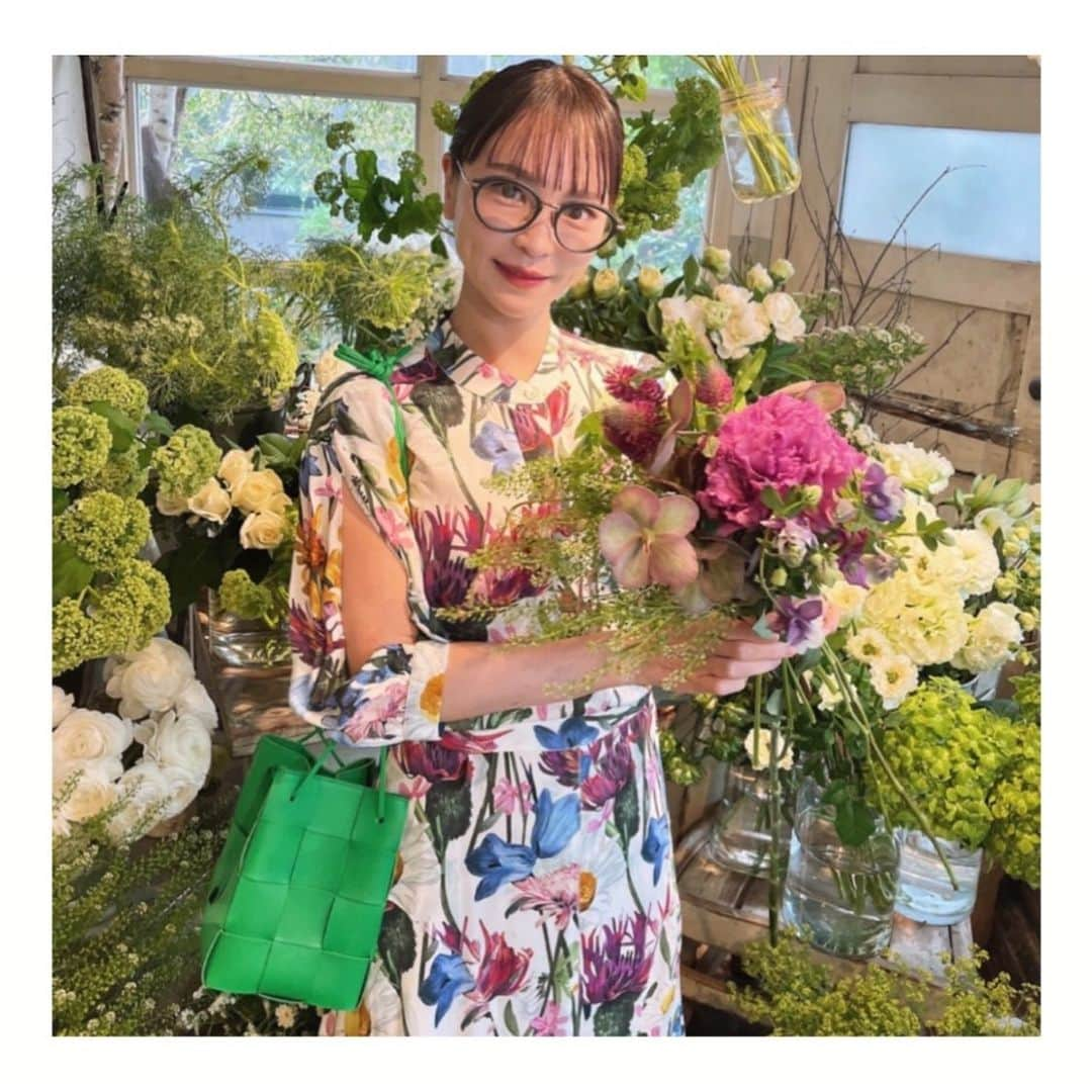 清川あさみさんのインスタグラム写真 - (清川あさみInstagram)「I can make myself happy💐  え、もう土曜日？？  小学校になってから本当にカオスなスケジュールです🙀ほっといたら私、 毎日Tシャツとパンツ（しかも白か黒！）で段々無色になっていくので😹  先日はお花に囲まれワンピースという,, 久しぶりの女性らしいコーデで気分転換🦜 dress @stellamccartney  bag @bottegavenetaworld  glasses @thombrowne   しかし.. 男の子2人で趣味も違うのでなかなかの大変さ！昨日は次男は料理を習いたい&ドラムしたい🥁長男は実験したい！もの作りがしたい💡でも友達とサッカーもしたい⚽️ そんなこんなで私のスケジュールはしばらくは仕事含めてびっしり⚡️  先日は公園で３年生が野球をしていたので子供達に混ざってプレイさせて頂いたりと、もうこれは全て楽しむしかありません、笑。  とても良いお友達やママ友に恵まれ、感謝をする日々です。 皆さんの息抜きはなんですか〜？？☘️  #たまには私服など #子供がいる生活  #4歳6歳兄弟  #spring #flowers  #たまには息抜き」4月15日 10時23分 - asami_kiyokawa