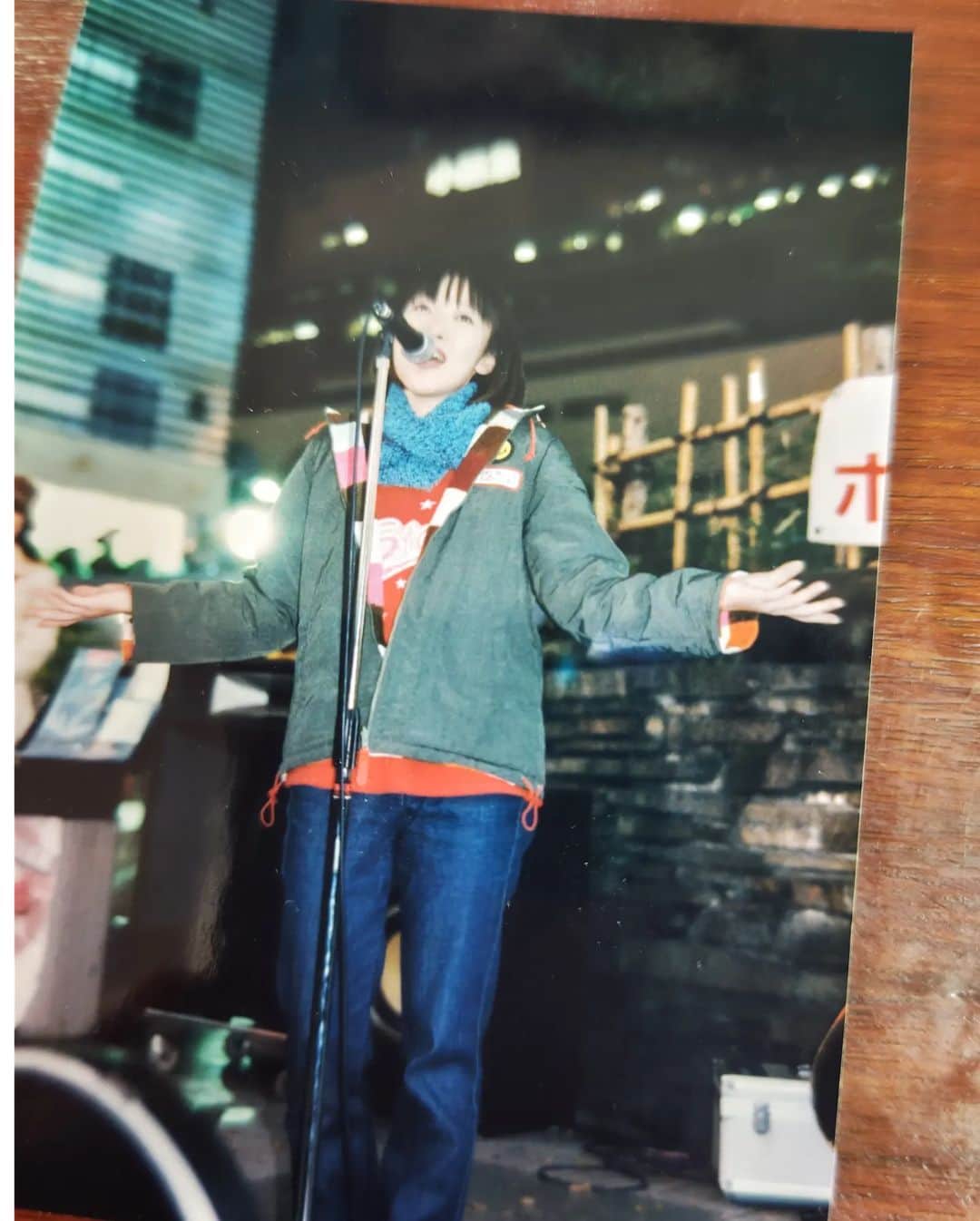 atsukoのインスタグラム：「20年以上前、路上ライブ時代の私。 新宿アルタ前にて。  週末は、ここにドラムありのバンドとか 7〜8バンド居たなあ。。  #angela_jpn #atsuko #animesong #anime #路上ライブ」