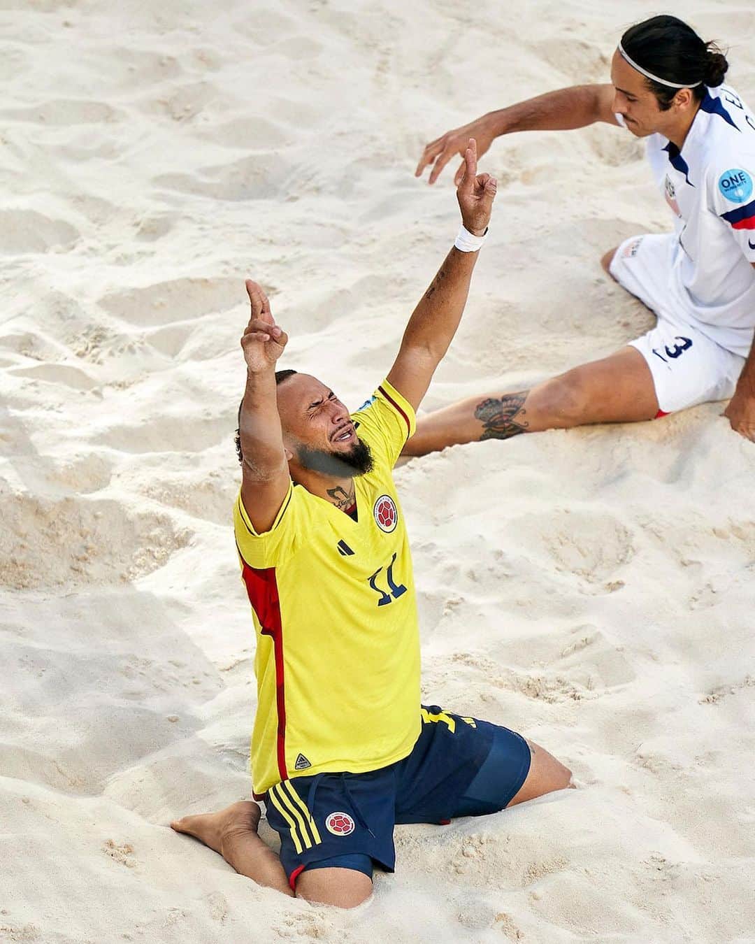 サッカー コロンビア代表チームのインスタグラム：「📸 🏖️⚽️ Imágenes del triunfo de nuestra Selección Colombia de Fútbol Playa 🆚 Estados Unidos por la Acapulco Beach Soccer Cup 2023.   🇨🇴 6 - 4 🇺🇸   Fotos: @beachsoccerworldwide   #TodosSomosColombia 🇨🇴」