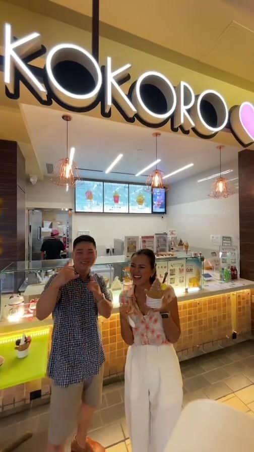のインスタグラム：「ロイヤルハワイアンセンター2階パイナラナイフードコートのココロカフェからライブをお届けしました🍨🤙🏽 @kokorocafehi  シャカ🤙🏽の形のたい焼きにソフトクリームが入ったスイーツが楽しめます☺️ @royalhwnctrjp  #RoyalHawaiianCenter #RHC #pr #Hawaii #Waikiki #Kokorocafe #Painalanaifoodcourt #ロイヤルハワイアンセンター #ハワイ #ワイキキ #パイナラナイフードコート #ココロカフェ #スイーツ」