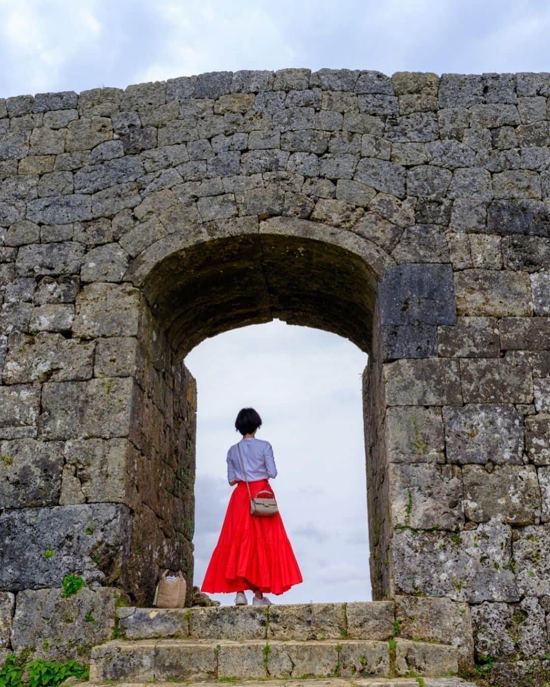 桜井奈々さんのインスタグラム写真 - (桜井奈々Instagram)「沖縄旅行振り返りpic✈️✈️  強風な確率高いので😇デニムもマストなのですが大好きな#shetokyo のスカートなど 着るのも楽しみの一つ。  強風すぎる日は朝だけホテルで意地でも スカート🤣w  スカートlove❤️❤️  1枚目はドットブラウスが#shetokyo   #沖縄旅行#家族旅行#沖縄 #旅行#shetokyo #okinawa」4月15日 10時37分 - sakurai_nana7