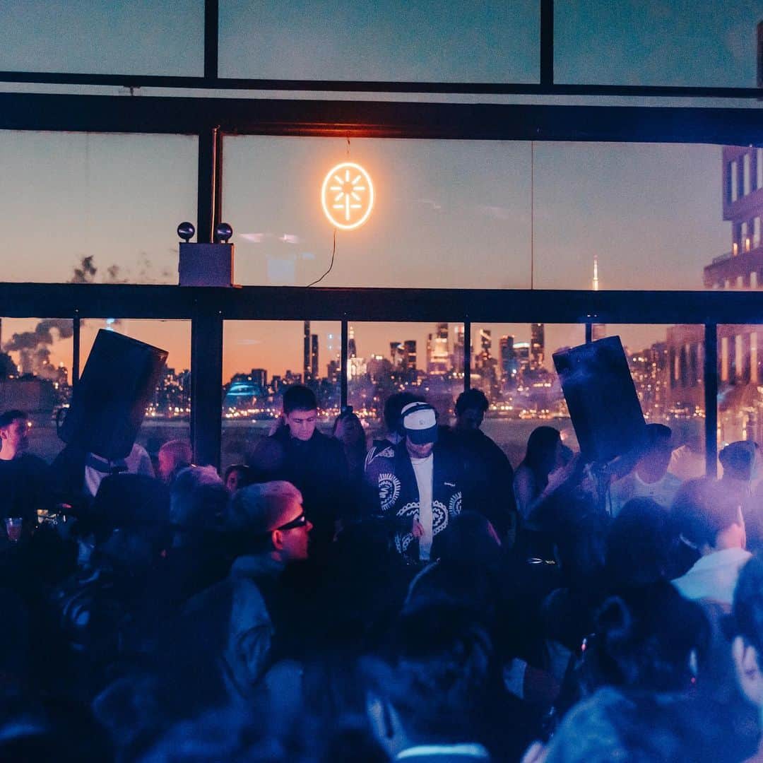 のインスタグラム：「Our set from The Roof in Brooklyn on Feb 26 is now up on Flight Deck.  If you haven’t got our App then you should go about downloading and getting familiar as we’re going to be dropping a few goodies you’re going to want.   This set was the final stop on our recent US run and Hugo has zero recollection of it.  Please enjoy and see you in the desert if you’re out there ❤️」