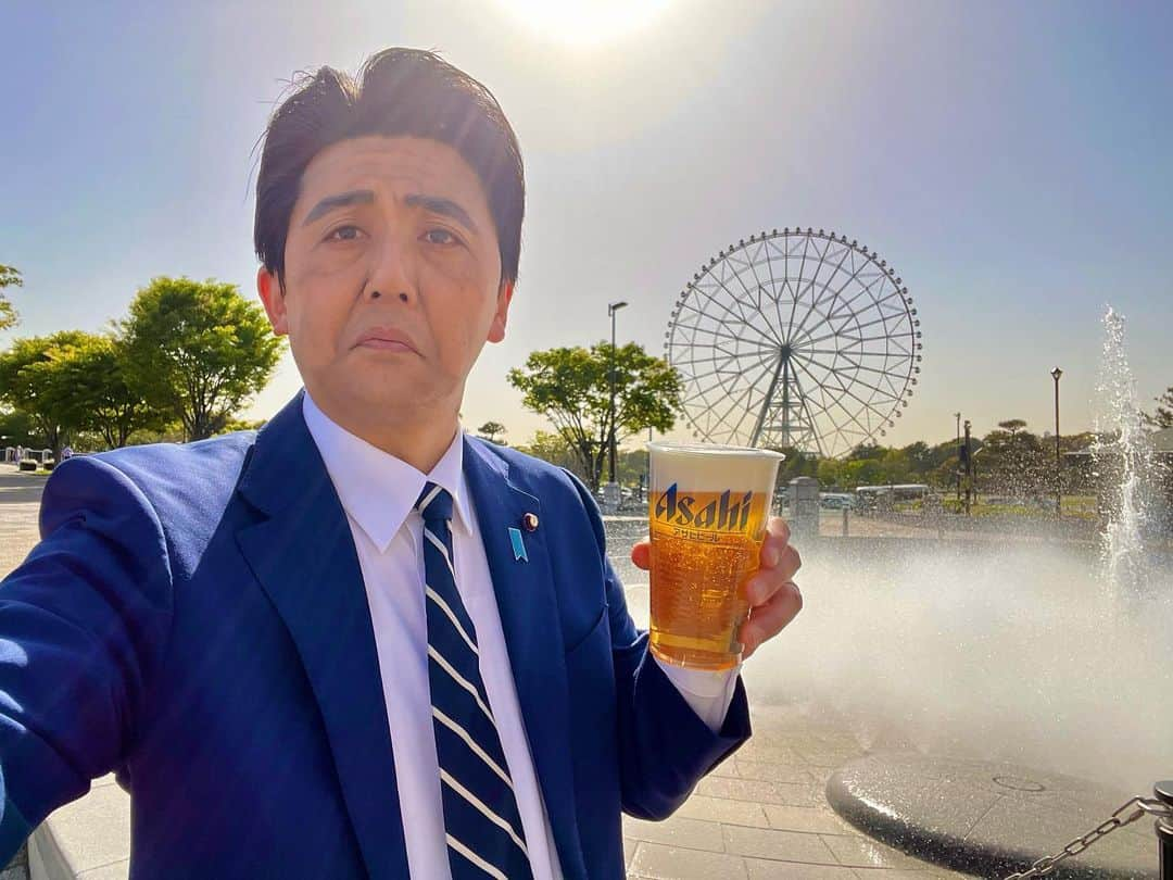 佐竹正史のインスタグラム：「葛西臨海公園駅のNewDaysはコンビニなのに420円で生ビールが買える訳であります🍺  #あべさんぽ #生ビール #ビール好きな人と繋がりたい  #安倍晋三 #モノマネ #ビスケッティ佐竹」