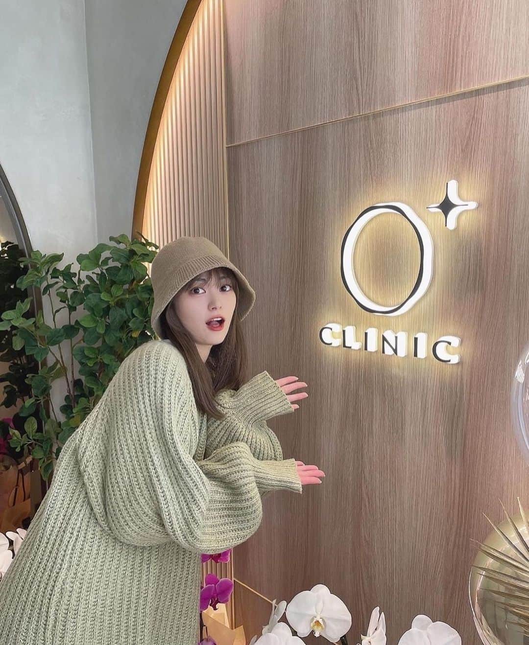 前田亜美のインスタグラム：「. . この間、高田馬場に新しく出来た 美容クリニック『クリニック０⁺（ゼロプラス）』でお肌のケアしてきましたーーー♡♡♡.. . . . . 最近お肌の悩みやトラブルも増えてきて、夏前に脱毛もしたかったし、定期的にケアしないと(* .ˬ.)". . . . カウンセリングでお肌の悩みを伝えて施術してもらったよ！. . . .  美容クリニックだけど、院内がベージュでカフェ感あって可愛かった☕𓈒𓏸︎︎︎︎𓂃 𓈒𓏸𑁍 . . 半個室みたいなパウダールームもたくさんあったし、スキンケアグッズとドライヤー・ヘアアイロンしっかり完備してました🥹💕ｱﾘｶﾞﾀｲ.  駅近だしお土産にチョコとお水も貰えちゃうしカフェ感覚!!笑 . .  お友達とも行けそうな雰囲気で、 駅近で通いやすくて可愛くなれて最高Oo｡.（´-`）.  . 美容クリニックに行った事がない方にもここなら行きやすいと思います😙.  私がやったのは、お顔の脱毛。. 美肌効果もあって、 脱毛効果もしっかりあるジェントルマックスプロプラスという機械を使って施術してもらいました!!. . . 私の感想だけど次の日からお肌のトーンも上がったし嬉しい(*´︶`*)!!. . .  .  #クリニックゼロプラス  #お肌ケア  #美容皮膚科  #医療脱毛  #PR」