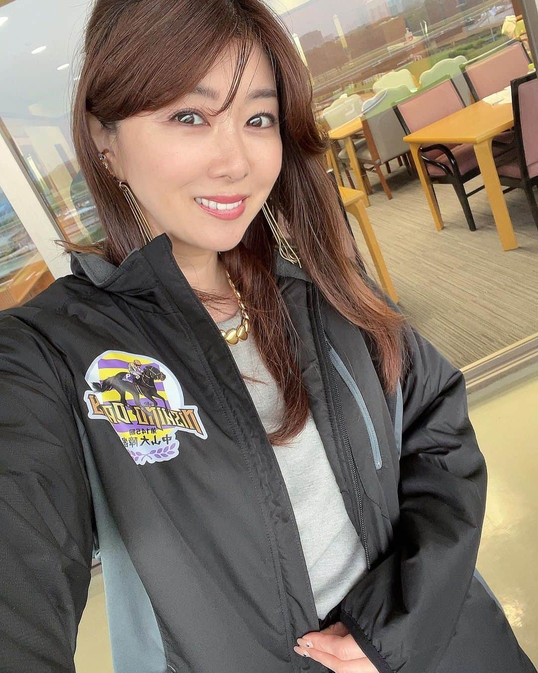 矢部美穂さんのインスタグラム写真 - (矢部美穂Instagram)「今日は中山グランドジャンプに出走するニシノデイジーの応援で朝から中山競馬場です🐎✨ そして年末に行われた中山大障害（G1）で勝利🏆したニシノデイジー✨ 記念に作られたジャンパーを西山代表からいただきましたのでさっそく着ています💛 今日の勝利🏆を願って皆さんで応援ですよ📣  #ニシノデイジー #記念品 #ジャンパー #中山競馬場 #40代 #矢部美穂」4月15日 10時51分 - miho.yabe.0607