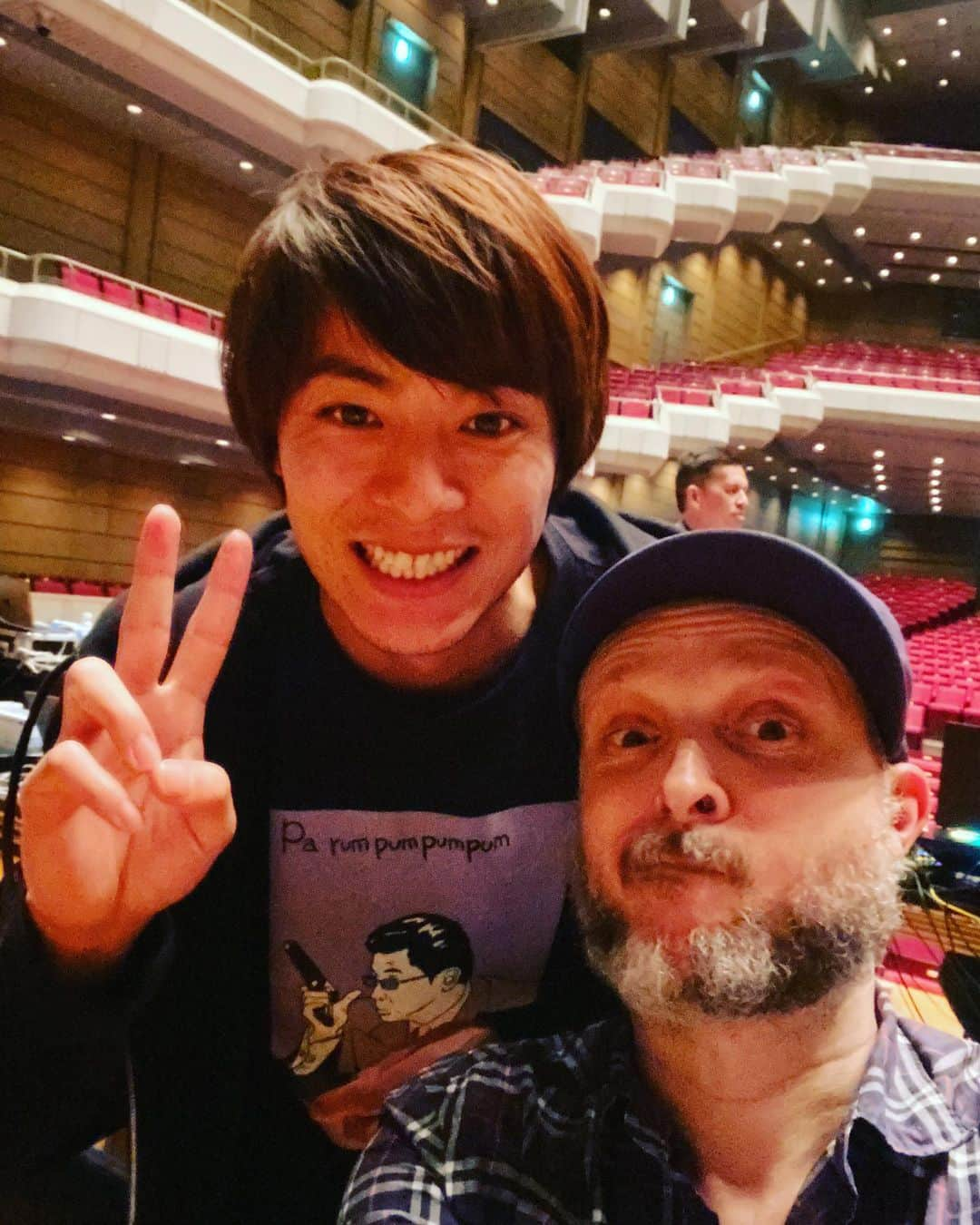 永田崇人さんのインスタグラム写真 - (永田崇人Instagram)「演出家のラルビと😄 なんとかしてalexが写り込もうとしてましたw  拙い英語で写真撮りましょうとラルビに言ったら、僕の方が撮るの上手いから貸してと言われ携帯を取り上げられました。確かにうまいですね。  今日は東京は雨です☔️ 今日もお稽古頑張りましょう。  #エヴァンゲリオンビヨンド #エヴァンゲリオン」4月15日 10時53分 - takato0827