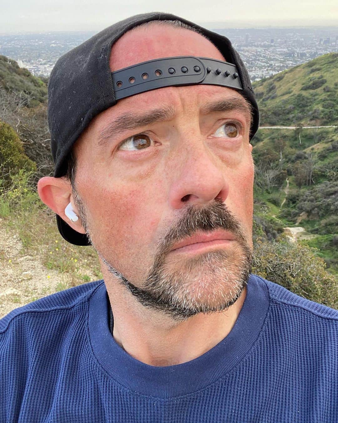 ケヴィン・スミスのインスタグラム：「Greetings from the top of the world! Been back to @runyoncanyon quite a bit this week. #KevinSmith」