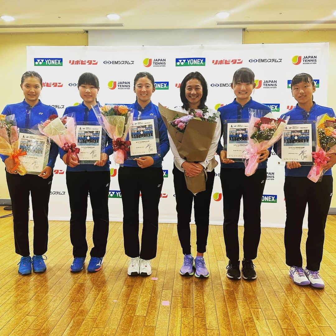 伊達公子さんのインスタグラム写真 - (伊達公子Instagram)「2023,4,11-12 リポビタンPresents KIMIKO DATE×YONEX PROJECT Go for the GRAND SLAM 最終キャンプ2日間  2年間の2期生とのプロジェクト、最後のキャンプでした。  ８人のメンバーの2期生でした。 最終キャンプには木下さん、木河さん、古谷さんの３人が国際大会へ出場しているため参加できず。  ナショナルトレーニングセンターで行った最終キャンプ。 卒業セレモニーでは「夢は夢で終わらせない」 この言葉をジュニアたちへの贈る言葉として伝えました。  2年間でたくさんの成長を見ることができ私にとっても大きな意味を持つ2年間でした。  プロジェクトを立ち上げ、掲げている目標はグランドスラムへの挑戦。 その目標を @hayukinoshita  @kanna_tennis06  の2人が実現してくれました。 木下さんは本戦ですべてのグランドスラムを本戦で戦い、全豪ジュニア　ダブルス準優勝 添田さんは全豪オープンジュニア　予選に出場。  こんなに早くグランドスラムで戦うことをジュニアたちが実現してくれました。 すごいことです。  プロジェクトで学んだことをこれからのそれぞれのテニスで活かしていってほしいです。  #伊達公子 #kimikodate  #テニス  #テニスプレイヤー #tennis  #tennisplayer #2023年4月12日 #kimikodate×yonexproject #伊達公子×yonexproject #yonexproject #yonex #yonexjapan #yonextennis #ヨネックス #girlsjuniors #リポビタン #大正製薬 #emシステムズ #rbody #emsystems #2期生 #最終日 #卒業 #卒業セレモニー #goforthegrandslam」4月15日 10時56分 - kimiko.date