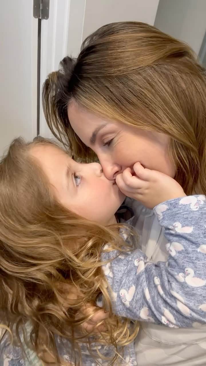 Claudia Leitteのインスタグラム：「Meus filhos sempre me deixam boquiaberta. 😮‍💨 As coisas mais simples são riquezas cujo valor é incalculável! O fato é que eu nunca consigo gravar tudo porque nada substitui a experiência vivida intensamente, o espontâneo. É no #RealVerso que coisas incríveis acontecem. Mas, ver que ela consegue discernir entre tirar foto com o perfume- que ela descreveu como cheiroso- porque, além disso, é também bonito de ver, só pra passar a msg pra quem estiver assistindo, é demais pra minha pessoa 😂 Uma comunicadora nata essa Bela! 🤭 ok! Quem aqui tem filho sabe que dá vontade de aplaudi-lo de pé em toda e qualquer situação, né? Mas, Corujice ou não, minha filha é espetacular! 😍😍😍😍😍😍😍😍」