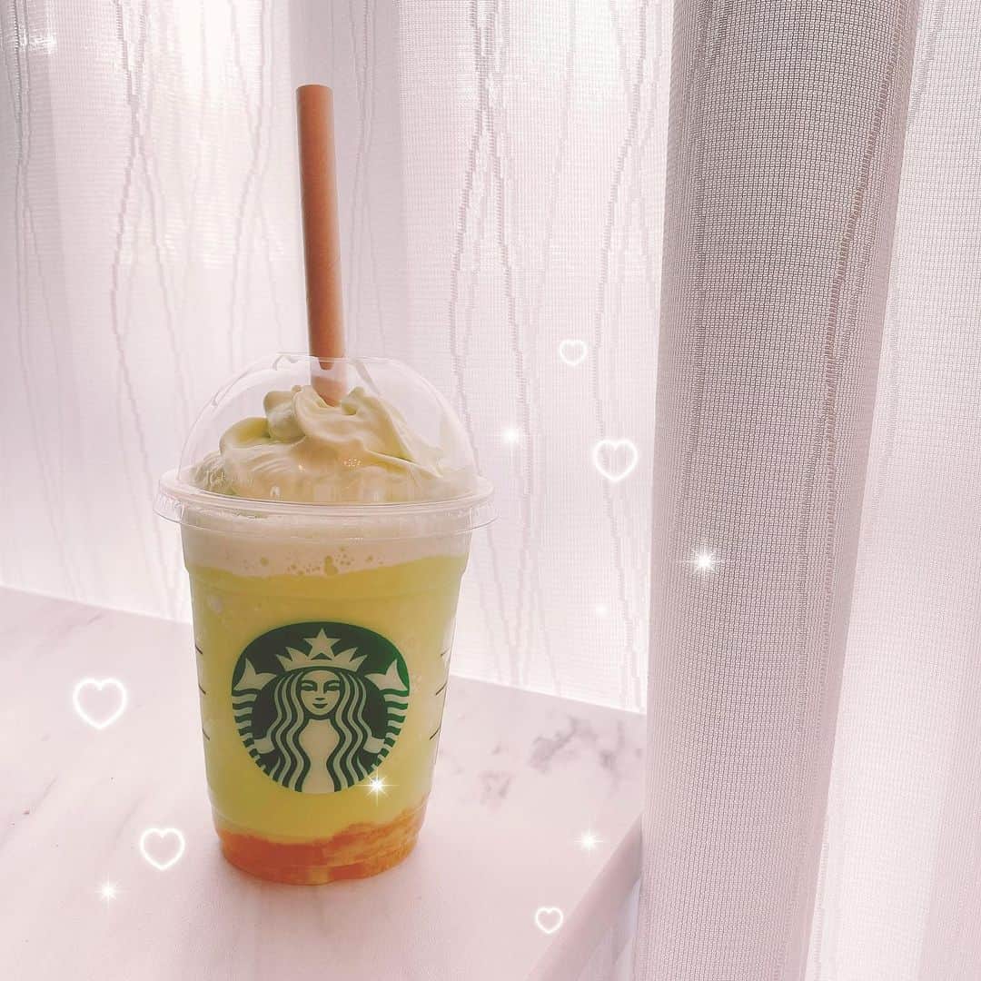 伊藤芽衣のインスタグラム：「待ってました…💕 ⁡ スタバの新作♡ 大好きなメロン🍈 ⁡ #Theメロンofメロンフラペチーノ　 ⁡ くだもので いちばん好きなのは 圧倒的にメロン🍈 ⁡ 去年のもおいしかったけど、 今年のはさらに おいしい気がする…！ ⁡ メロンの果肉がたっぷりで おいしすぎたから また絶対飲みます♡ ⁡ 人気のは すぐに売り切れちゃうから、 メロン大好きすぎてつらい… ⁡ ⁡ #新作フラペチーノ #スターバックス #スタバ  #スタバ大好き #スタバラ部　 #スタバ女子  #メロンフラペチーノ」