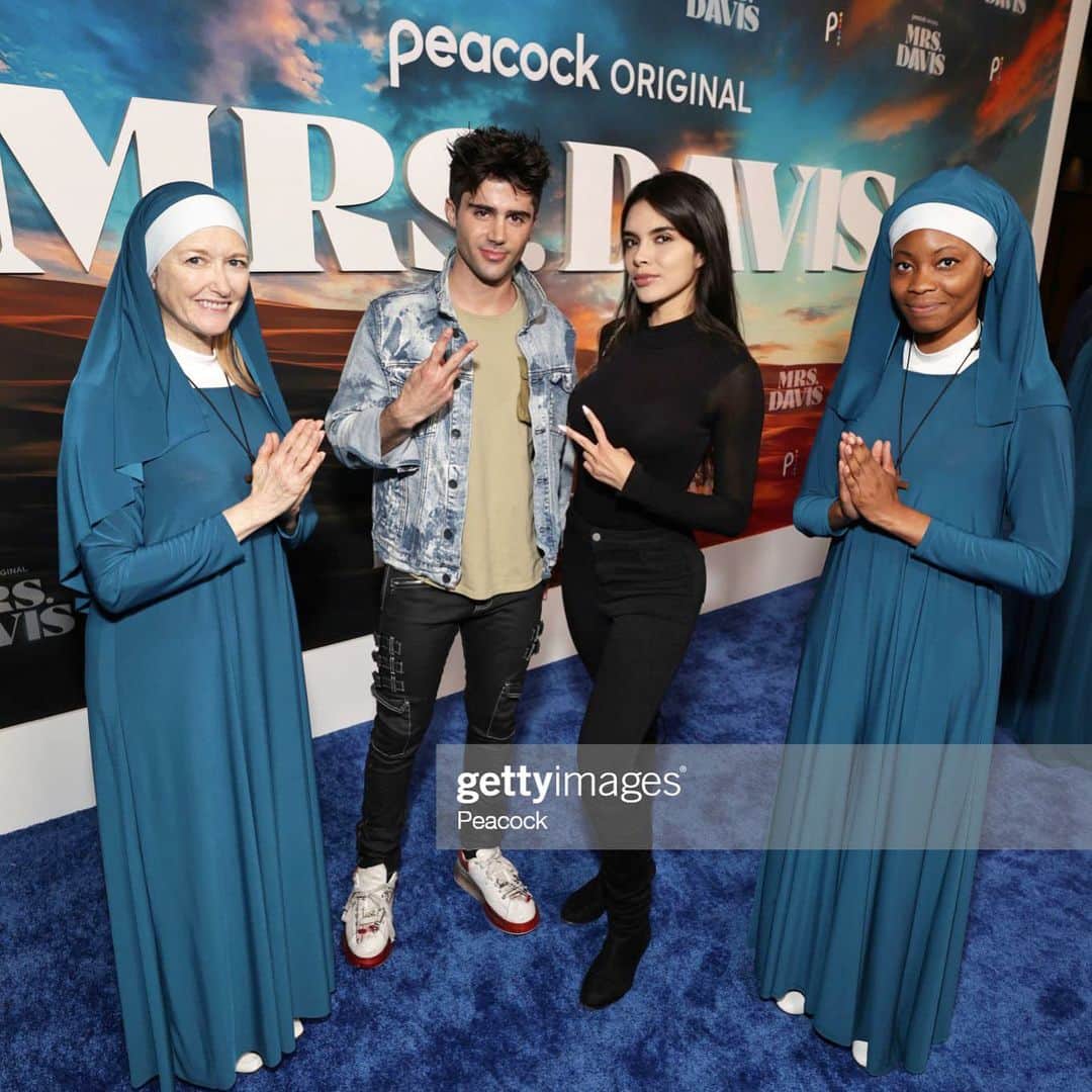 パオラ・ポーリンのインスタグラム：「💃 @peacock #mrsdavis premiere ! @maxehrich check it out next Thursday」