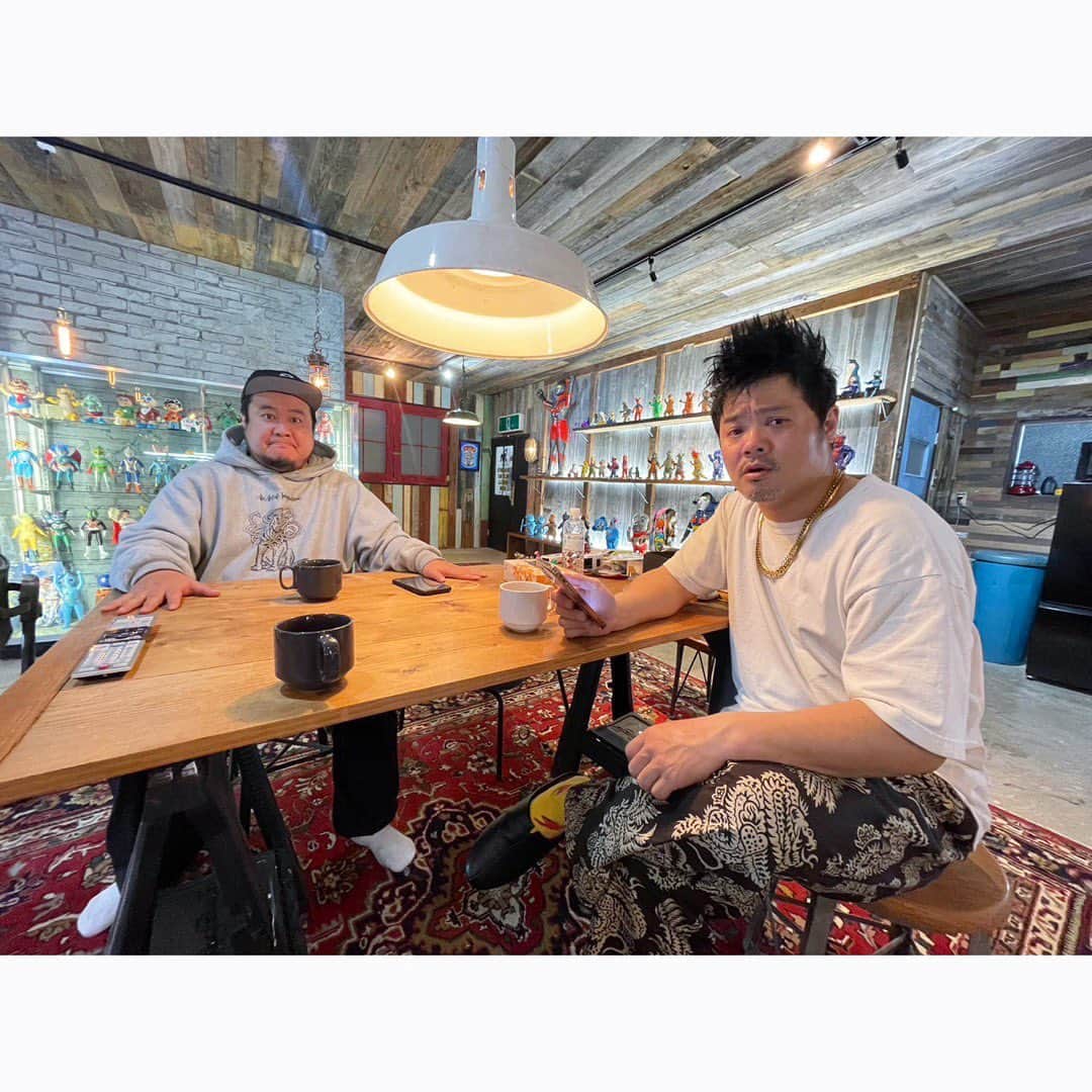佐田正樹のインスタグラム：「雨ですね。 レイニーブルー雨男です。 静岡行きます。 今日のアンティークフェスは中止になりましたが、 16時から生放送に出していただきます。 びっくりテレビという番組みたいです。 よかったら見てください。 明日は兄の晴男が、アンティークフェスにゲバビと出るみたいです。 静岡の皆様、よろしくお願いします。」