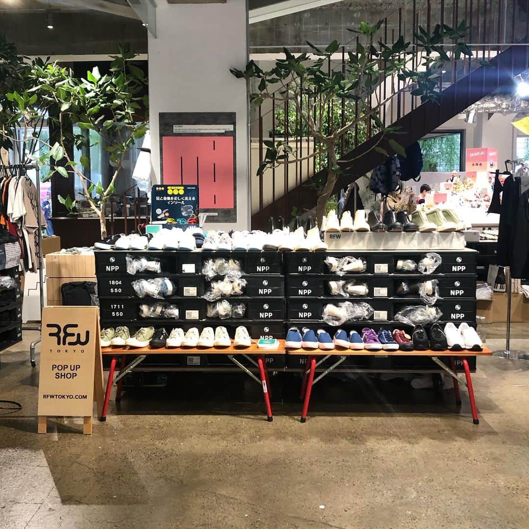 のインスタグラム：「本日、明日PASS THE BATON MARKET Vol.11の2日間開催しております😊皆さまお時間がありましたら是非遊びに来てください🙌品川駅近くのコクヨオフィスで開催中です。事前エントリーが必要になります。詳しくはココからチェックをお願いします→ @passthebaton_official   #rfw  #passthebatonmarket  #popup  #品川 #shoes #sneakers  #スニーカー #outlet #アウトレット」