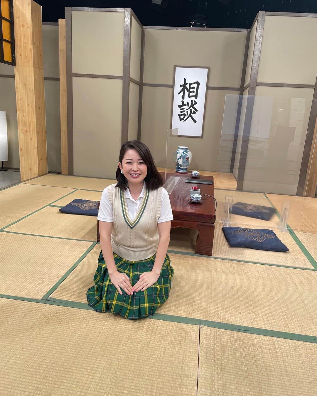 松丸友紀のインスタグラム：「皆さま次回のゴッドタンは... 「みなみかわの相談相手オーディション」前編です✨  こちらのセット、座ってみるととても心地良いんですよ。料亭に来たような😉 でもオーディションに参加される方にとっては地獄だったようで😭  ぜひご覧ください✨✨  #ゴッドタン 4月15日（土）25:50〜」