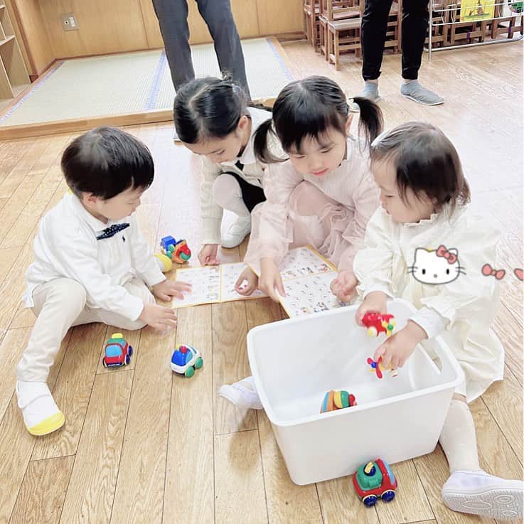 mariomi324のインスタグラム：「末っ子たち👦🏻♥️🧒🏻 幼稚園プレ、入園おめでとう🌸🌸🌸 ⭐︎ お世話する年長さんの姉たち🥰 ✳︎ ✳︎ ✳︎ ✳︎ #5歳 #2歳6ヶ月 #女の子ママ #姉妹ママ #姉妹 #キッズコーデ #キッズファッション #姉妹コーデ #リンクコーデ #今日のコーデ #ootd #outfit #子供服 #韓国子供服 #mimiel#kidsfashion #kidsdress #kidstagram #instakids #kidsphotography #sisters」