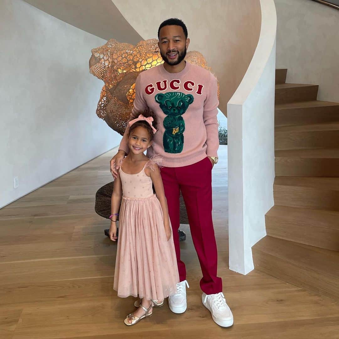 ジョン・レジェンドのインスタグラム：「Daddy-daughter birthday date ❤️」