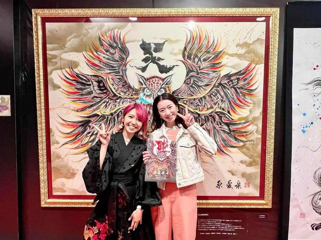 星南のぞみさんのインスタグラム写真 - (星南のぞみInstagram)「🖌🎨🌙  『礎 書道アーティスト 原愛梨展』  凄いって言葉しか出てこないぐらい、ずっと凄いって言いながら見てました。 いつもは明るくて、ちょっと抜けてて可愛いのに、作品は壮大でかっこよくてそのギャップにやられます！ 作品一つ一つにメッセージかあり、その文字が絵に隠されているんです。 つい最近までNew Yorkに行ってて、素敵な賞を受賞されてました✨  奥へ入ると更に素敵な作品が…‼︎ アートは生で見るに限りますね。 4月23日まで開催されているので、皆さん是非行ってみて下さい‼︎  その後は一緒に月組さんへ🌙 宝塚布教中です笑 なんとご両親まで観て下さってるんです‼︎‼︎ お芝居の『応天の門』と愛梨の『夜はあやかし』なんだか似てるなぁと思いました。 雪組でお世話になった方々のご活躍が本当に嬉しいです😊 そして同期の活躍も‼︎ 2人とも綺麗で輝いていました✨ あちゃ、最後まで楽しんで公演が出来ますように☺️  芸術に触れた良い1日でした🫧  #礎 #書道アーティスト #原愛梨展 #原愛梨 #神田明神文化交流館  #月組 #応天の門 #deepsea #月城かなと さん#梨花ますみ さん#彩みちる #彩海せら #98期 #麗泉里 #清華蘭」4月15日 11時27分 - seina_nozomi