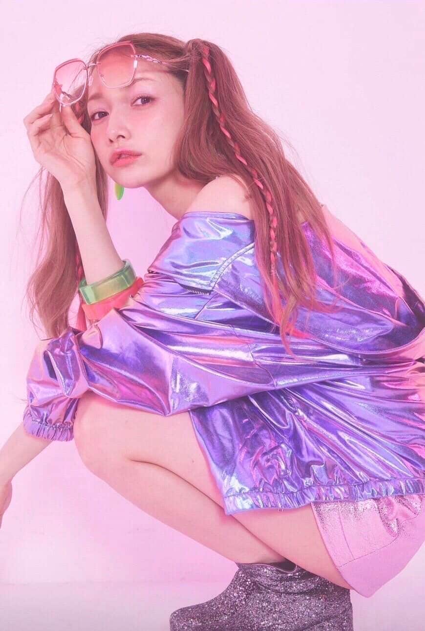 RYONRYON.のインスタグラム：「皆様  2012年の休業ライブ以来 11年ぶりにまた 後藤真希さんの演出と振付など します！  最近は打ち合わせもしながらだけど そうだよねー ありがとうねぇー いえいえ こちらこそ、  など 素敵なマダムのような 微笑ましい会話も含みつつ やり取りしてる私たちでございます。 １７歳から振付させていただき 20年経っても ご一緒できて光栄でございます。  今回ダンサーをしたがえて また色々やりまふ。  観に来れそうな チケットも是非と思っていらっしゃる方 今したら ご連絡くださいませ！  🌟後藤真希ライブ🌟 【日時】2023.5.21 【時間】15時/18時半 【場所】大手町三井ホール  特典付き指定席　16500円税込 通常指定席　9900円税込 入場時ドリンク代 600円別途必要  ※特典は、プレゼント及び終演後握手会となります。握手会は手袋の着用等、感染対策を十分に講じた方法で実施させていただきます。」