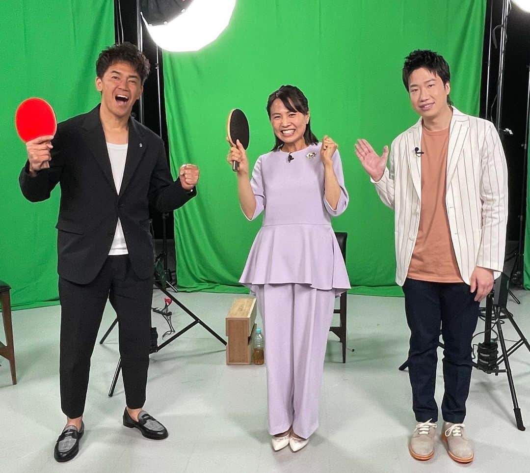 のインスタグラム：「本日4月15日(土) #BSテレ東 #卓球ジャパン #夜10時30から #リニューアルしました #ゲストは #水谷隼さん ・ 卓球ジャパンにも復帰いたしました✨😄 やっぱり卓球トークは楽しすぎますね🎵😆 可愛いお花そしてケーキもいただきました💐 ありがとうございます✨ 番組は夜10時半スタートになりましたので、引き続きどうぞよろしくお願いいたします！ ・ 今回はシンガポールスマッシュの平野美宇選手の試合をお届けしますよ〜🏓お楽しみに😊」