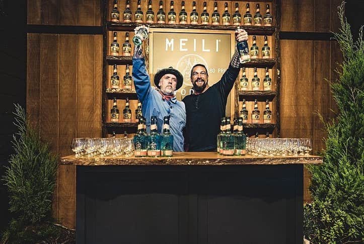 ジェイソン・モモアさんのインスタグラム写真 - (ジェイソン・モモアInstagram)「Repost from @renan_ozturk • @meilivodka family making moves these last few weeks!  Epic art ‘world’ installation and keynote at @wswaaccess event and press in the @latimes!  Article link in bio 👆🏼  Grateful to a small small part of the seven year creative process and heartfelt moments between BFFs @prideofgypsies (Jason) and  @madeworn (Blaine) as they launch!!  From Matt Brennan’s piece in the @latimes:  Meili — Old Norse for “the lovely one,” after the son of Odin — is the culmination of that commitment, unencumbered by corporate bureaucracy or studio interference: “This gave us the opportunity,” Halvorson says, “to actually do something that was ours.”  It’s process, not profit margin, that seems to engage this small fraternity most. Some of the conversation, say of a plan to produce Meili in a defunct GM power plant in Michigan, is romantic to the point of absurdity; some, about the search for the right glass, the right stopper, the right water source, is granular in the extreme. All of it carries the enthusiasm — mostly infectious, maybe a little irrational — of a friend with a good buzz on. And the result, at least to the palate of this relative vodka rube, is the one they sought: a smooth, sweet, crystal-clear spirit that can be enjoyed neat, at room temperature.  “I act and someone goes and edits it, and either it’ll be good or it won’t be,” he continues. “What I love doing is directing and writing and doing it on my own. ... If you’re going to judge me and hate my form, it’s like, ‘I’m responsible for this. I chose this direction. Now pick on me.”  @taylorfreesolo @rexchiodo @da_bray @maineikinimaka @lubitzb @annielubitz @ellalubitz @expedition.studios @brianandrewmendoza @blainehalvorson」4月15日 11時45分 - prideofgypsies