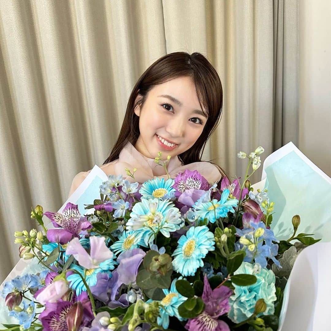 のインスタグラム：「卒業おめでとう、奈子ちゃん♡  4/1にHKT48を卒業した奈子ちゃんに、先日撮影現場でお祝いをさせてもらいました🙇‍♀️🌸🌼  いつも可愛くて周りを笑顔にさせてくれる奈子ちゃん🥺💓 卒業コンサートでは、どの瞬間切り取っても綺麗で輝いていて、、歌もダンスもとにかくパワーがあり、素敵なコンサートでした😭👏 とっても忙しい中、最高の状態まで仕上げてくる奈子ちゃん、、🥺感想書いていると、思い出してまた涙が出てきそう🥲  奈子ちゃんのこれからも応援しています🥰  今回の撮影は、5/12発売、#mini6月号 です！ 奈子ちゃんの大人な表情にドキッとしてしまいました😌 発売まで皆さまお楽しみに🐤  #矢吹奈子」