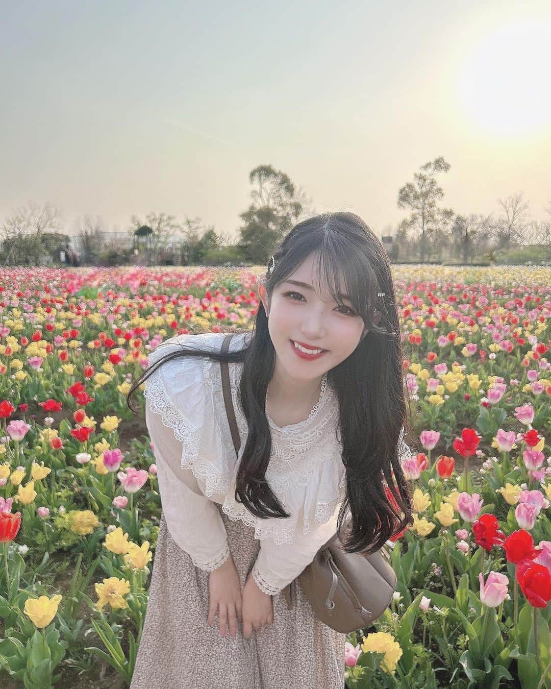 れみぱんのインスタグラム：「昨日暖かかったからか今日半袖の人何人も見かけるけど絶対寒いよね🤔 小学生の時、雪降ってても半袖半ズボンの子が学年に1人はいたよね🤔強いんだ🤔(?)」