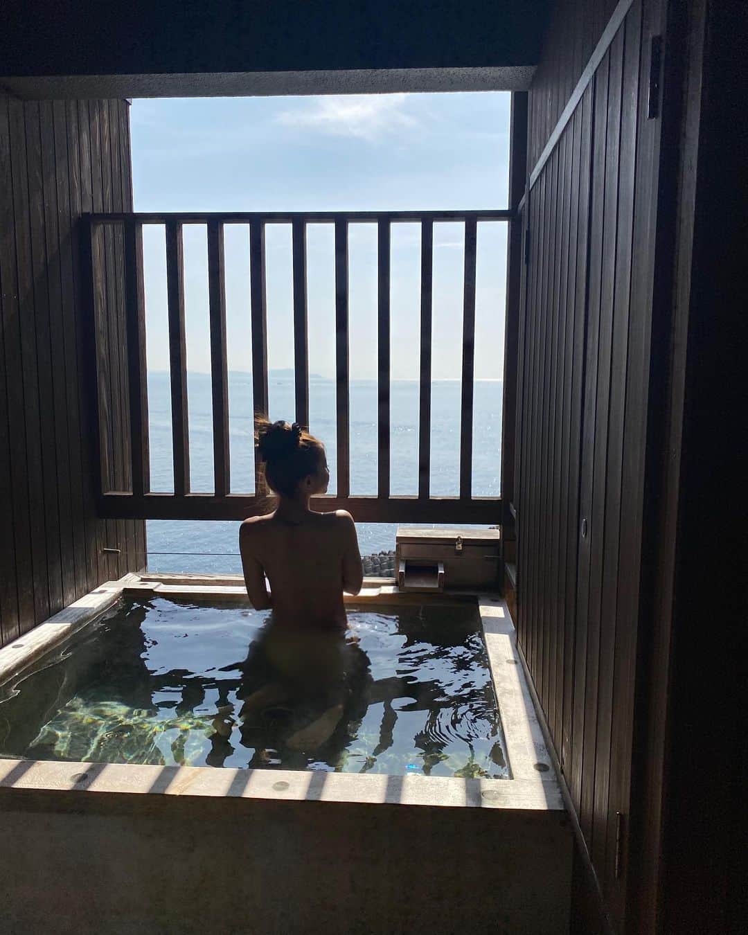 のインスタグラム：「. . ♨️♨️♨️ 客室露天風呂✨ 目の前が海ってほんと最高🥺 . . . . . . . . . . #客室露天風呂  #露天風呂#淡路島  #渚の荘花季 #♨️」