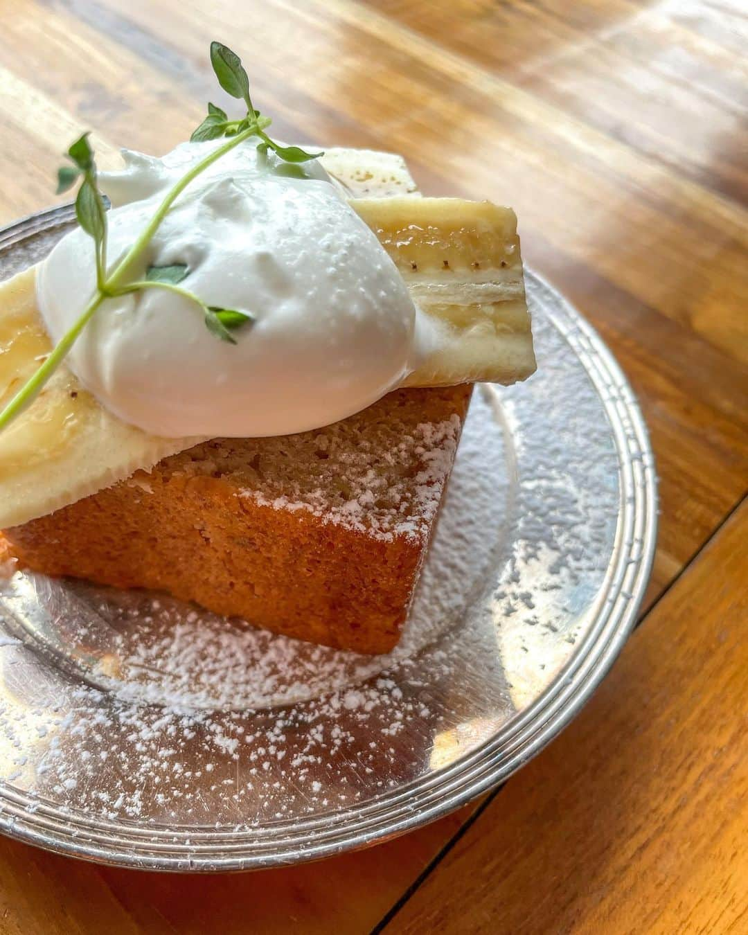 和田美枝のインスタグラム：「ORGANIC BANANA BREAD🍌  甘すぎず、生地もしっとりとしてて（生地にもバナナが使われてる）上のクリームも、全てが美味しくて、またゆっくりと楽しみに行きたくなる好みすぎるお味でした🍽️  食べかけ感を感じさせない写真映りw  #笠置キャンプ場 #doorscoffeeroastery #扉珈琲焙煎所」