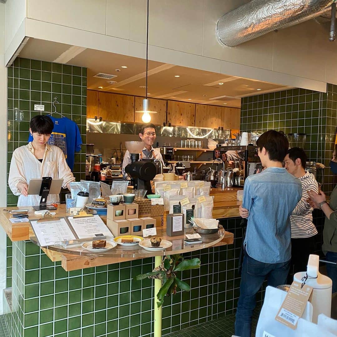 のインスタグラム：「【ABOUT LIFE COFFEE BREWERS 渋谷一丁目】  ALCB渋谷一丁目では石川県の @townsfolkcoffee オーナー 鈴木辰一郎さんにゲストバリスタとしてコーヒーを提供して頂くイベントを開催中です！🎉 本日16時までの短時間のイベントとなっているのでお見逃しなく‼︎  北欧の焙煎アプローチを踏襲した本場仕込みのノルディックローストを、日本人にもすんなりと馴染む味わいに仕上げたコーヒーをぜひお楽しみください！  - GUEST BARISTA - SHINICHIRO SUZUKI from @townsfolkcoffee 🎉 on 4/14(Fri),4/15(Sat) 12:00-16:00‼︎  Special filter coffee and espresso will be served exclusively at the event! Don't Miss It!!  🚴dogenzaka shop 9:00-18:00(Weekday) 11:00-18:00(Weekends and Holiday) 🌿shibuya 1chome shop 8:00-18:00  #aboutlifecoffeebrewers #aboutlifecoffeerewersshibuya #aboutlifecoffee #onibuscoffee #onibuscoffeenakameguro #onibuscoffeejiyugaoka #onibuscoffeenasu #akitocoffee #stylecoffee #warmthcoffee #aomacoffee #specialtycoffee #tokyocoffee #tokyocafe #shibuya」