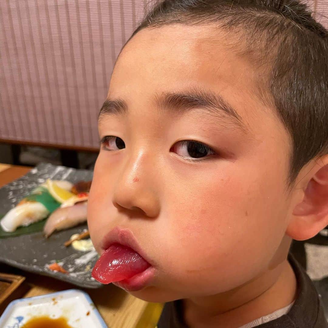 しょうやんのインスタグラム：「舌。  舌出してるおもたら まぐろやった。。  #しょうやん男三兄弟 #男三兄弟 #三兄弟 #子供のいる暮らし」