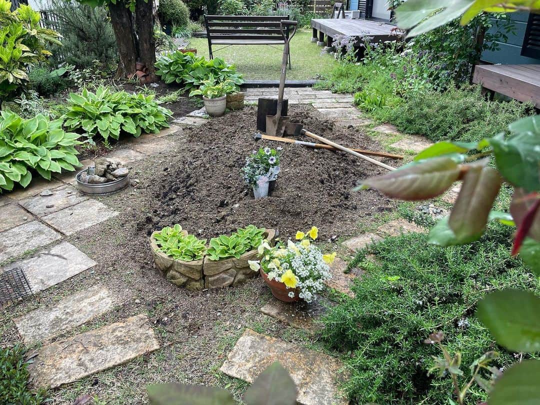のインスタグラム：「庭、改造中。🌱🌿🌷 堆肥と腐葉土を漉き込んで3週間。  植え込む子たちも到着。 今日はこのあとお仕事なので 作業はあす！🤗  #ガーデニング #庭のある暮らし」