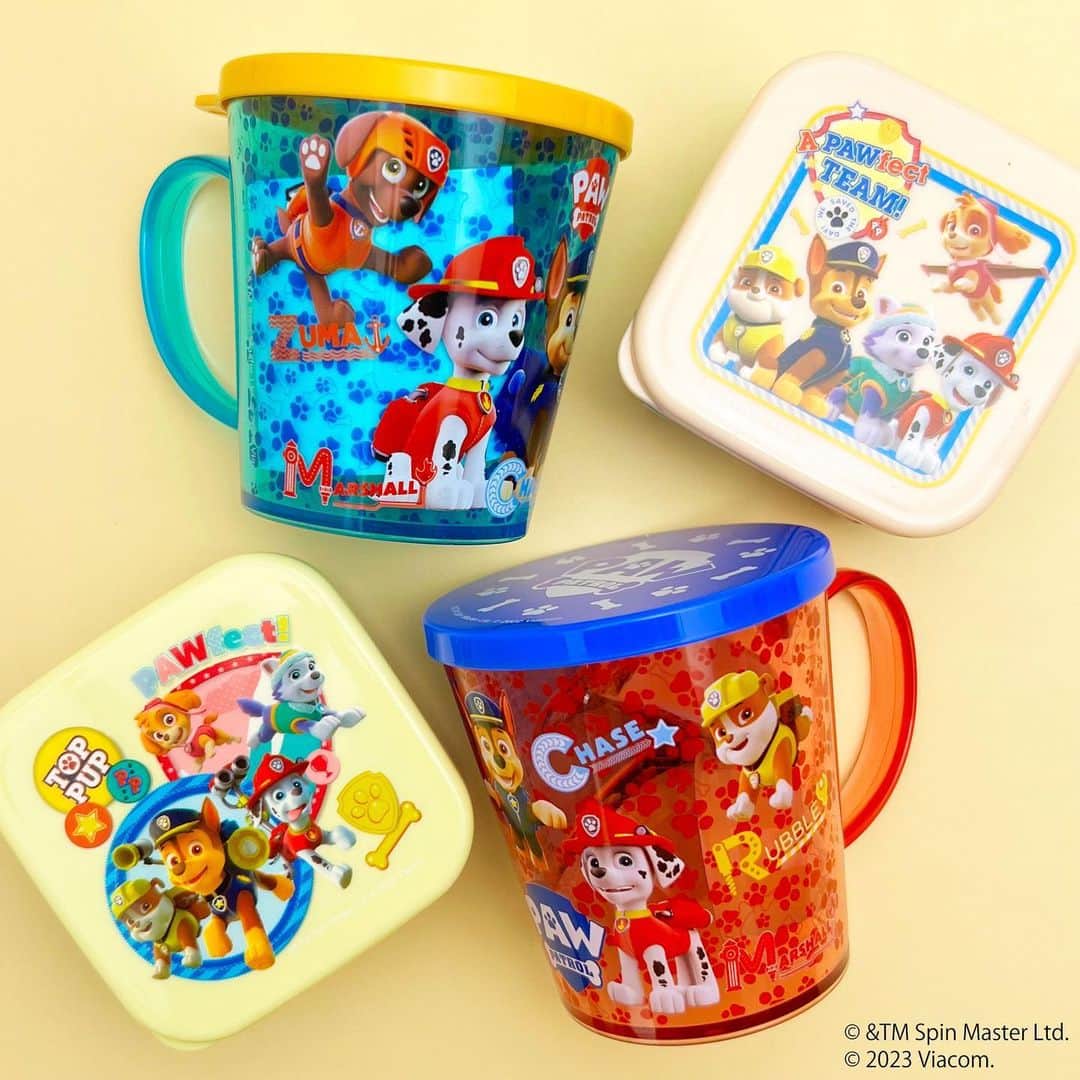 のインスタグラム：「人気の「パウ・パトロール」のキャラクターがデザインされたゼリーがラインアップ🌈✨カップとミニコンテナはアフターユースしたくなるかわいさ🥰💕  パウ・パトロール ゼリーカップ ¥572(税込) 「パウ・パトロール」がデザインされたゼリー入りのカップ❣️カップはランチタイムに使ったり、お子様の歯磨きカップにも🫶💓フタがついているのでとっても便利🥳🌟  パウ・パトロール スクエアミニコンテナ ¥484(税込) 「パウ・パトロール」がデザインされたミニコンテナ💖フタを外せば電子レンジが使用可能なのでミニサイズのお弁当箱にもピッタリ🥰✨  #pawpatrol #パウパトロール #パウパト #プラザ購入品  #PLAZA #プラザ #MINiPLA #ミニプラ @plazastyle」