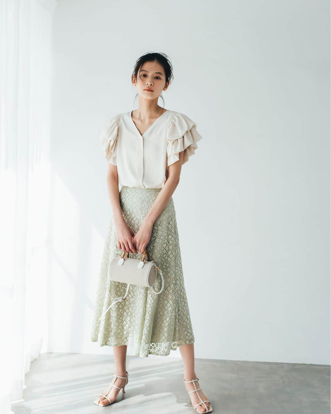 NATURAL BEAUTY BASICのインスタグラム：「松木育未さんが素敵に着こなしてくださった 春の新作webカタログ、第2弾が大好評公開中✨  Feminine Style In mid spring Feat.Ikumi Matsuki  繊細なフラワープリントに、 ドラマチックなチェックやドット、エレガントな幾何学レース… 旬なフェミニンディテール満載な春新作をピックアップ。 ワンピルックもワンツーコーデetc. 松木育未さんのフレッシュな着こなしにも注目です。  ■ボリュームバルーンスリーブブラウス ¥6,930 tax in size:S/M color:オフ/ブラウン/ネイビー #0173110450  ■幾何杢コードレーススカート ¥9,900 tax in size:S/M/PS color:オフ/ピンク/ライトグリーン #0173120451  #松木育未 さん #春カラー #ブラウス #ボリュームスリーブ #spring #春コーデ #スプリングコーデ #レーススカート  #お出かけコーデ #オフィスコーデ #オフィスカジュアル #通勤コーデ #大人可愛い #カラーコーデ  #着回しコーデ #きれいめカジュアル  #ベーシックコーデ #ベーシック #ナチュラルコーデ #トレンドスタイル #シンプルコーデ #ナチュラルビューティーベーシック #naturalbeautybasic」