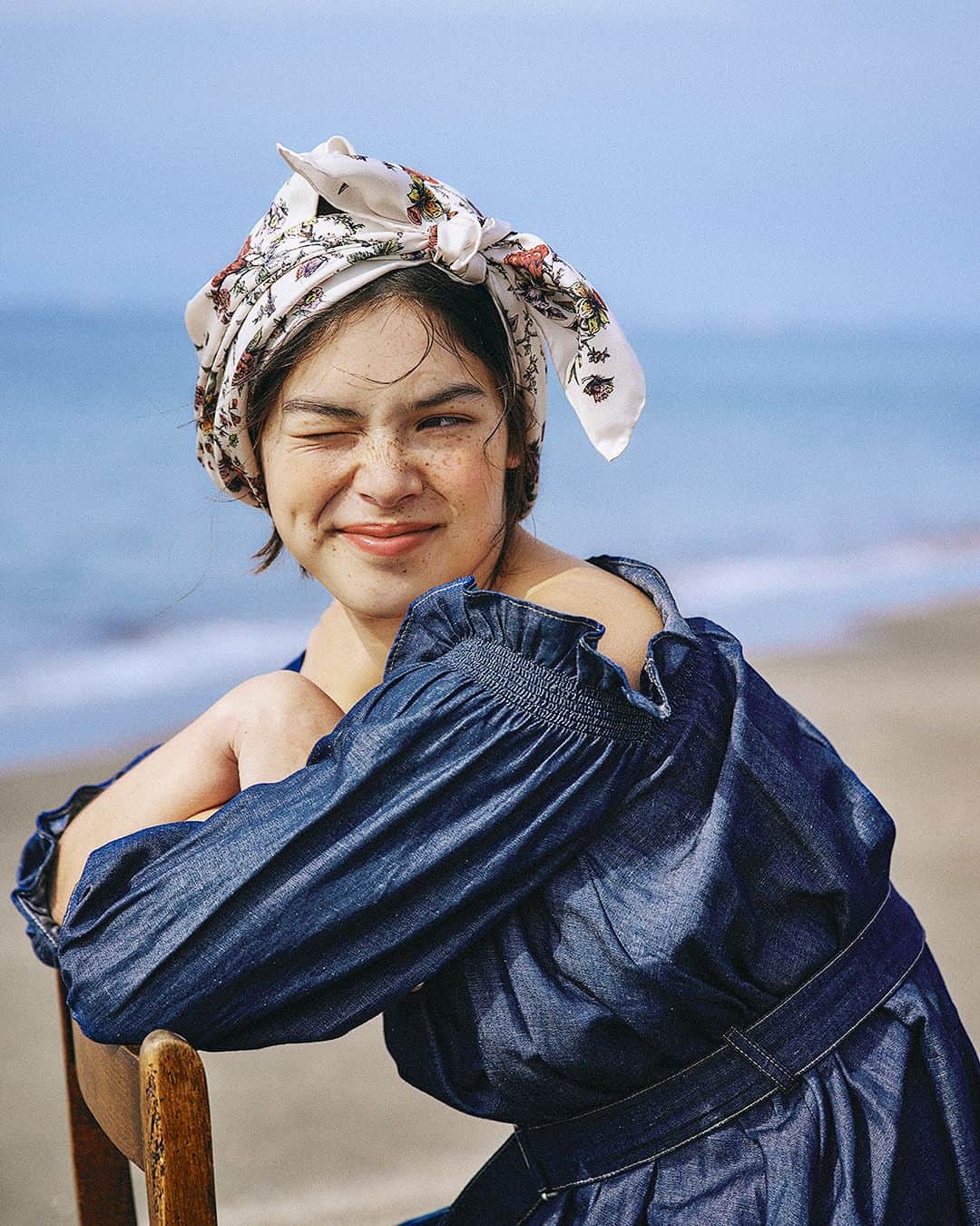 FUDGEのインスタグラム：「‣ ‣ ‣《 DENIM and PRINTS 💐》 むくむくとやる気がみなぎる今日この頃。 ふと、お洒落がマンネリになっているんじゃないかと思案する。 そうだ！柄ものに挑戦してみよう。 デニムと一 緒なら簡単にかわいいができるはず。 - - - - - - - - - - - - - - - - - - - - - - - - - - ◇STYLE. 01 “花柄のスカーフは、女の子の憧れ” #ディオール のシルクスカーフが1枚あれば、様々なシーンで大活躍。 ロマンティックなフローラルパターンも、デニムドレスと合わせればわたしらしく着こなせる。  ✔︎#ドレス、#スカーフ 〰︎DIOR @dior  - - - - - - - - - - - - - - - - - - - - - - - - - - ◇STYLE. 02 “フラワーガーデンのようなドレス” みんな、#ロエベ は好き？わたしは大好き。 手仕事によるフラワースクリーンプリントが咲き誇る #トラペーズドレス を発見。 #デニムパンツ と合わせれば新しいかわいさが発見できるから。  ✔︎#ドレス、#パンツ、#バッグ 〰︎LOEWE @loewe  - - - - - - - - - - - - - - - - - - - - - - - - - - ◇STYLE. 03 “カラフルなボーダーにトライ” 「ボーダーシャツにデニムパンツの組み合わせなんて、もう100年前からやってるよ！」 というみんな、今年はカラフルな #ボーダー にトライするのはいかがです？  ✔︎#カットソー 〰︎Lee  ✔︎#パンツ 〰︎D.M.G  ✔︎#シューズ 〰︎Dramble dance  - - - - - - - - - - - - - - - - - - - - - - - - - - ◇STYLE. 04 “ピッチ広めのストライプ” myベーシックである #ストライプ のシャツワンピースとはひと味違う、ピッチが広めでモードな雰囲気。 1枚で着てもきっと素敵、でも  #デニムジャケット とパンツを合わせたら、新鮮な表情が見えてくる。  ✔︎#ジャケット 〰︎Wrangler @wrangler  ✔︎#ワンピース 〰︎A.P.C. @apc_paris  ✔︎パンツ 〰︎DIESEL @diesel  ✔︎#ハット 〰︎Dessin  ✔︎シューズ 〰︎SESA Footwear @sesa_footwear  - - - - - - - - - - - - - - - 本日発売！『FUDGE』2023年5月号は『 GOOD STYLE 150 春はデニムが気分です 』特集💫 むくむとやる気がみなぎる今日この頃。ふとお洒落がマンネリになっているのではないかと思案する。 そうだ！柄物に挑戦してみよう。デニムと一緒なら簡単に可愛くできるはず。  全国の書店、コンビニ、webで人気販売中です！◎ ぜひ最新号をゲットして @fudge_magazine をタグ付けしてくださいね！  《FUDGEの他のアカウントも更新中》 ⌎men'sFUDGE @mensfudge ⌎snap @fudge_snap ⌎online store @fudge_online_store ⌎friend @fudge_friend ⌎coffee @fudge_coffee   #ファッジ #fudge_magazine #ファッション誌 #洋服好きな人と繋がりたい #服好き #おしゃれ女子 #おしゃれ好き #お洒落好き #お洒落女子 #デニムコーデ #花柄コーデ #デニム好き #ボーダーコーデ」