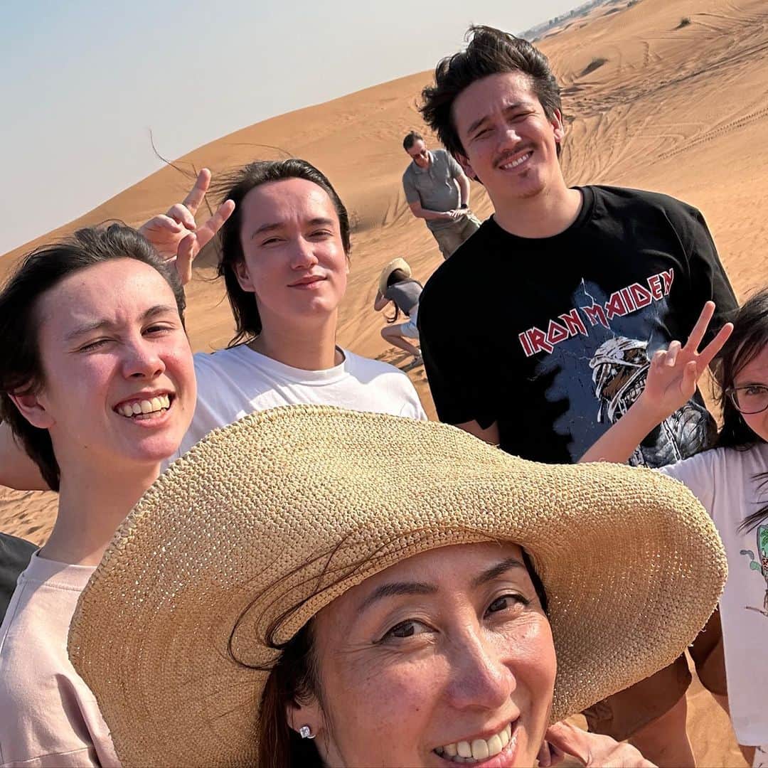 りありこさんのインスタグラム写真 - (りありこInstagram)「ドバイ砂漠ツアーの日  1週間滞在したドバイでは毎日毎日みんなで一緒に過ごすことができて楽しかった！  子供たちが大きくなるにつれてなかなかみんなで一緒に会って過ごすことがむずかしいけどそれだからこそ会える時に会って楽しく過ごそうと思える。  最高の思い出になりました😊  7月は日本でまた一緒に楽しもうね！  ガールズとママはこれから京都です😆  #りありこチャンネル  #ドバイ #砂漠ツアー」4月15日 12時11分 - leahrikophoto