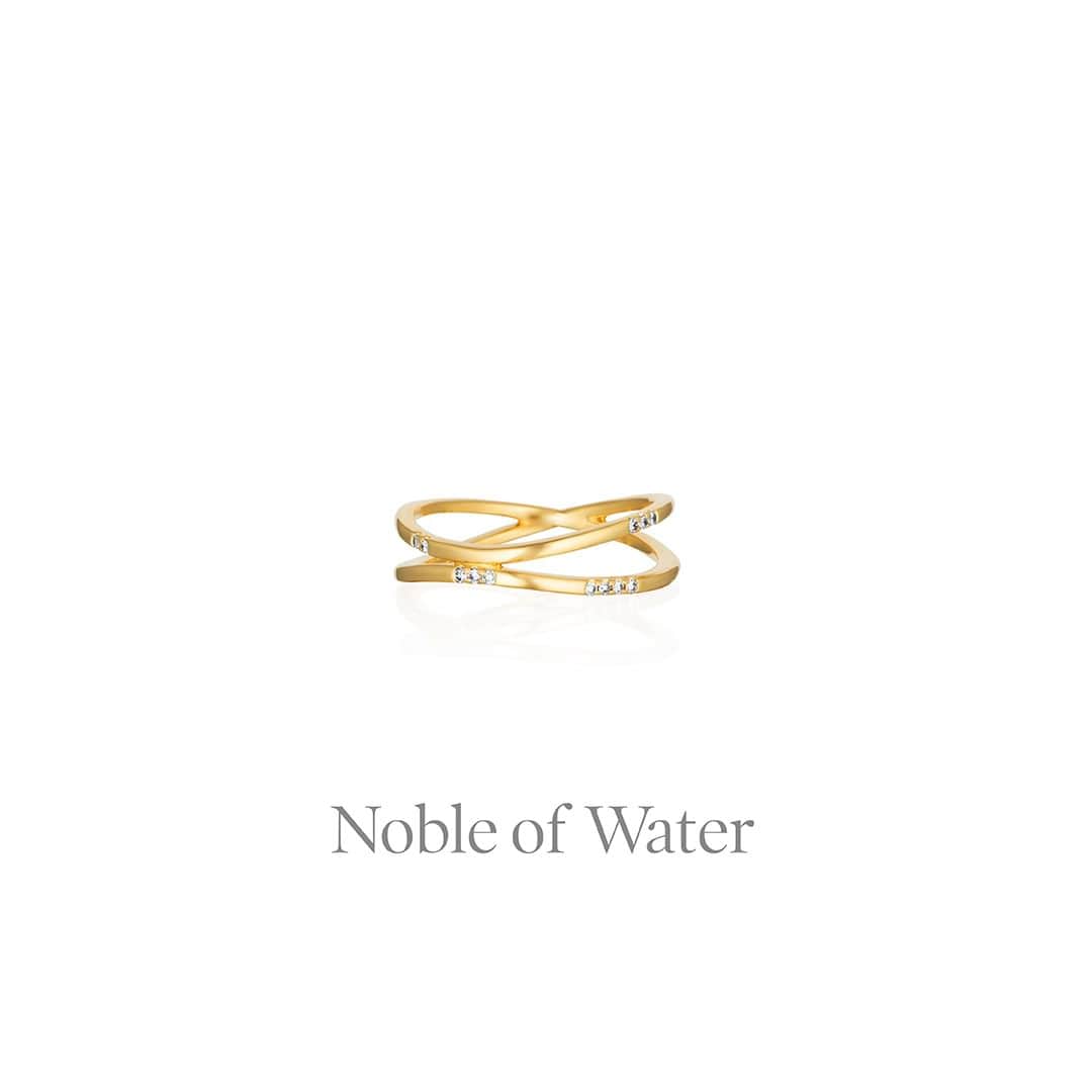 ４℃ / ヨンドシーさんのインスタグラム写真 - (４℃ / ヨンドシーInstagram)「【Noble of  Water】  4℃の由来である""水"" あらゆる環境の中でしなやかに姿を変えていく水の形をイメージした「Noble of  Water」  流れるようなラインが洗練された輝きを放つジュエリーコレクションです。   1枚目 ¥26,400(税込) SILVER(11211-414-1909) 2枚目 ¥52,800(税込) K10YG(11194-614-3014)   #ヨンドシー #ジュエリー #コレクション #jewelry #nobelofwater #collection #111946143014 #112114141909」4月15日 12時05分 - 4c_jewelry