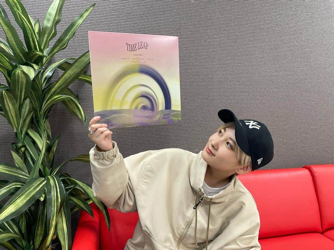 のインスタグラム：「ついに4/22(土)「TIME LEAP」アナログ盤リリースされます🕰🌀 裏ジャケかっこいい！！  やっぱりレコードで聴くと、いつもとひと味違ってテンション上がります☺️  様々なレコードショップで販売されます！詳細はRecord Store Dayの official HPをチェック👀 @rsdjapan  数量限定なのでお早めに◎是非ゲットしてね🫶  art work @_motty_ ❤️‍🔥」