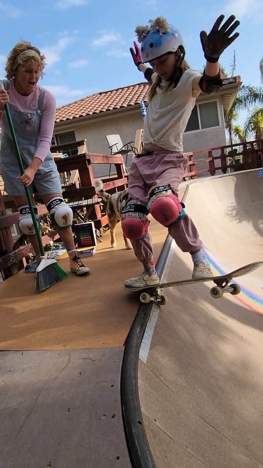 ブライス・ウェットシュタインのインスタグラム：「Sister-sk8 sweeper antics 💜🛹🎶🐱 #iguanabowl #thesillylife #skateboardingisfun #skating #thankyouskateboarding #skatelife  #skateboarding #skategirl #skatesisters」