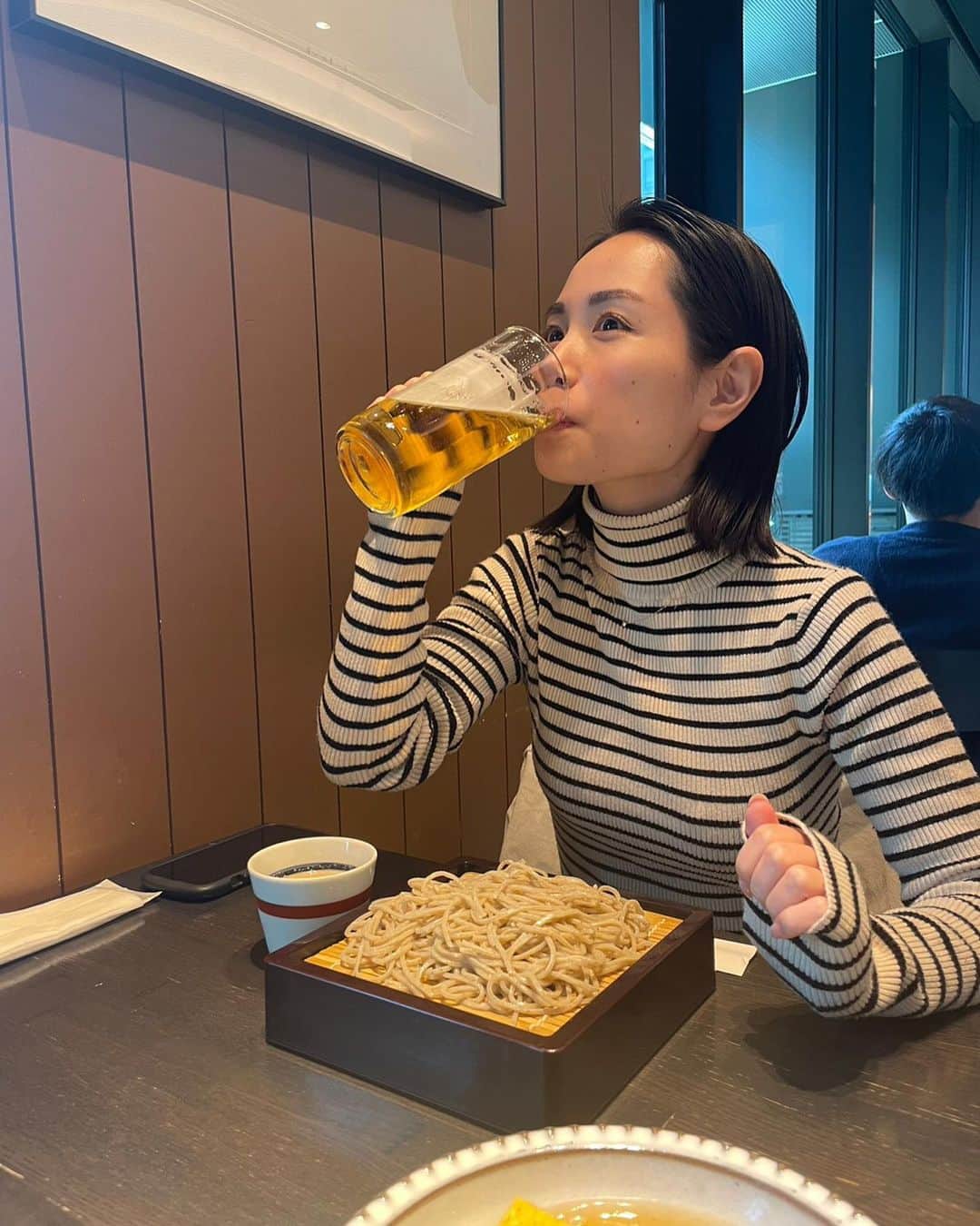 寺田有希のインスタグラム：「雨ですね☂️  ということで、 晴れの日のご機嫌なお昼ごはんを おいておきます🙋‍♂️✨  マネさんとの定例議会ですが、 お許しをいただき一杯だけ……🤤🍻✨  #蕎麦屋 #蕎麦ランチ #ランチミーティング #フリーランス #フリーランス女子 #寺田有希 #teradayuki」
