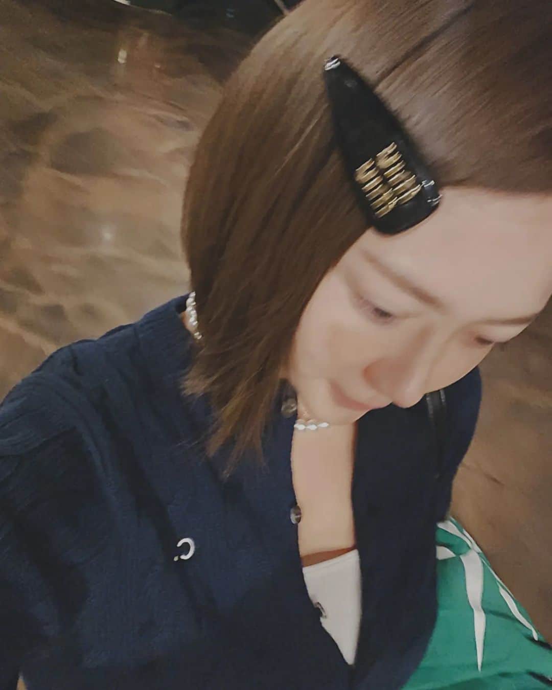 ユ・ハナのインスタグラム：「비오는 오늘은 뮤뮤랑 클로브랑 쌩얼이랑🎶  MZ되고 시퍼서 카메라 한없이 위로 올려찍어봤어요...왜여..뭐여...」