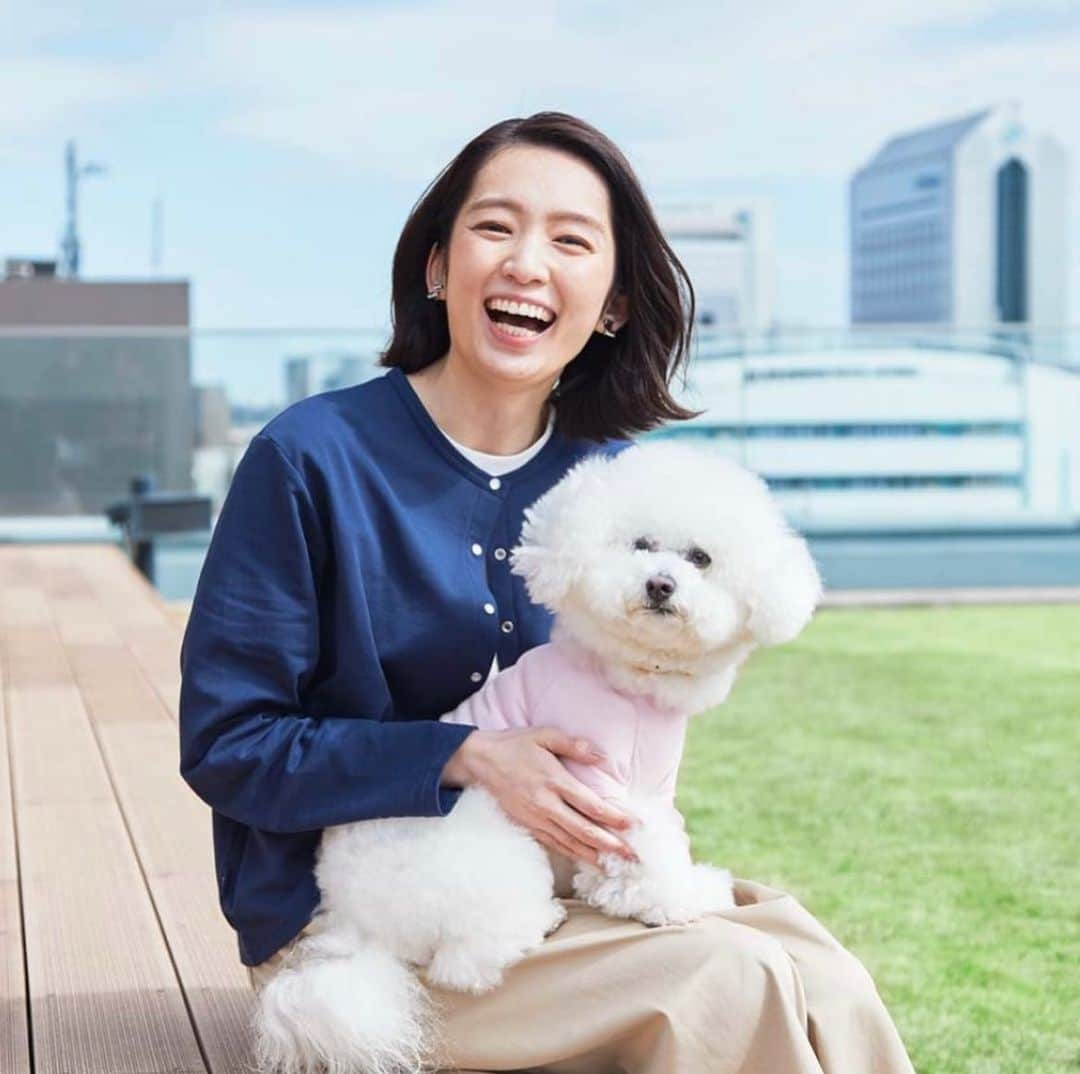 朝香りほさんのインスタグラム写真 - (朝香りほInstagram)「『Labra dor Retriever』🐾  プロわんこたちも撮影頑張ってて すっごくお利口だし愛おしかったー🥹🌸  ご褒美のお菓子あげたら 一緒にジャンプしたりしてくれました🐾笑  カラーやプリントでお揃いコーデができちゃうから 私はピンク買おうかな💕  #labradorretriever#qvc」4月15日 12時14分 - riho_asaka