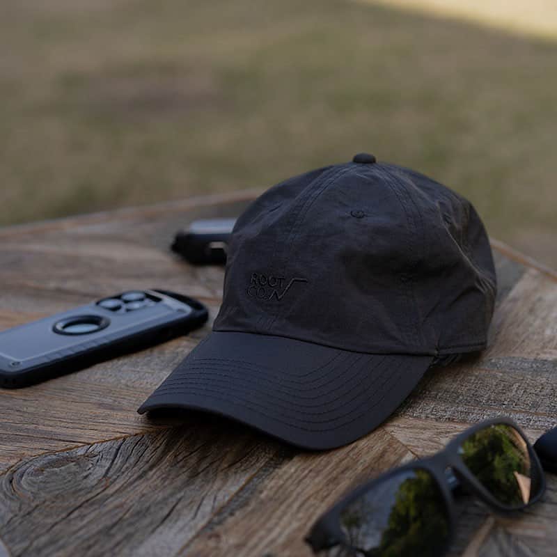 のインスタグラム：「. New products. PLAY Adjuster Cap  本日よりアジャスター付きナイロンキャップの販売を開始しました。 前後の刺繍ロゴは本体とカラーを合わせて控えめに。 アジャスターでサイズ調整が可能です。  #root_co #rootco #adjustercap #cap #outdoors」