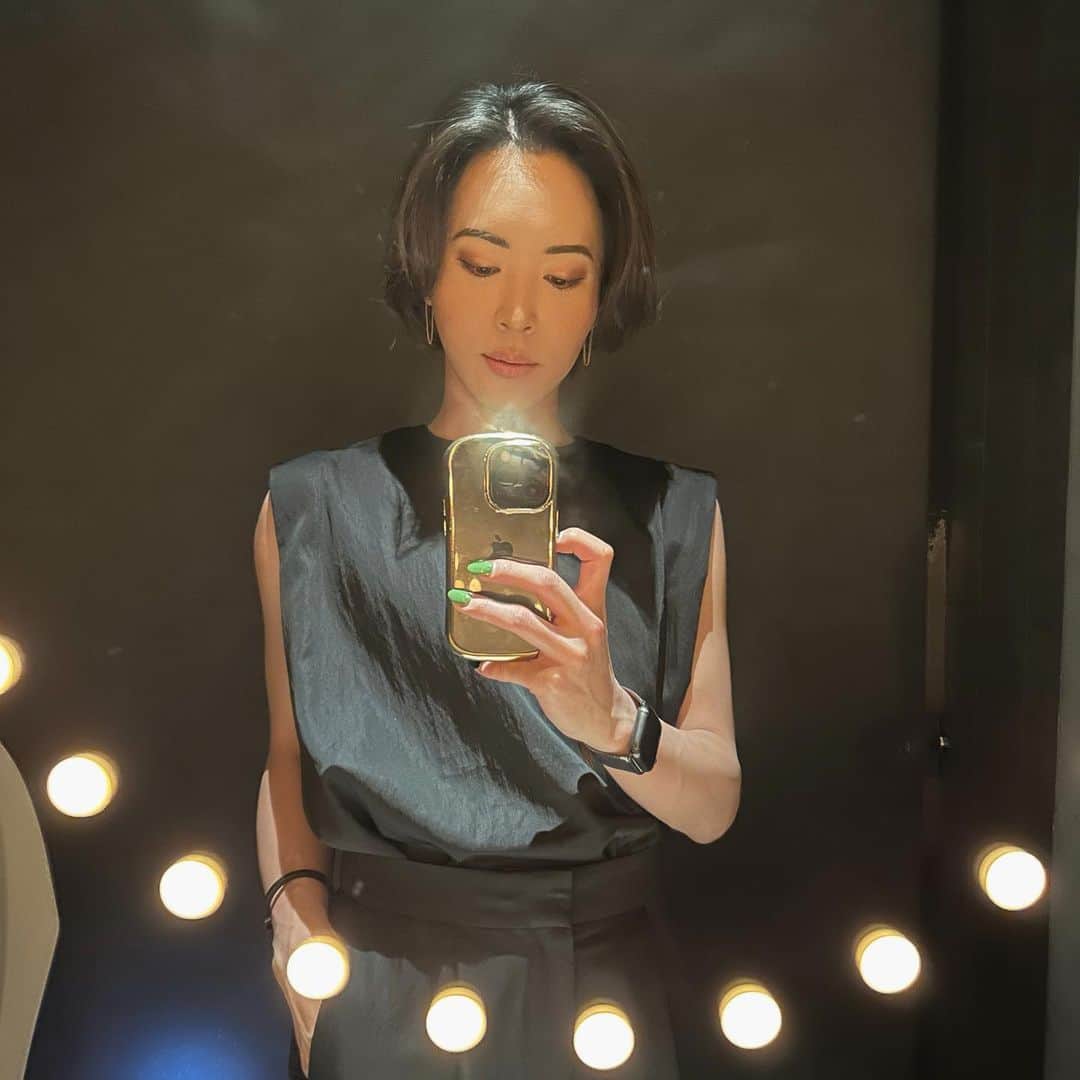 のインスタグラム：「このNAVEのセットアップがすごく上品で綺麗なお姉さんぶれて最高。(イエローも持ってる) クタクタになるまで着まくりたい👗✨  ピアスはAFFECTです💎  @nave_jp  @affect_jp」