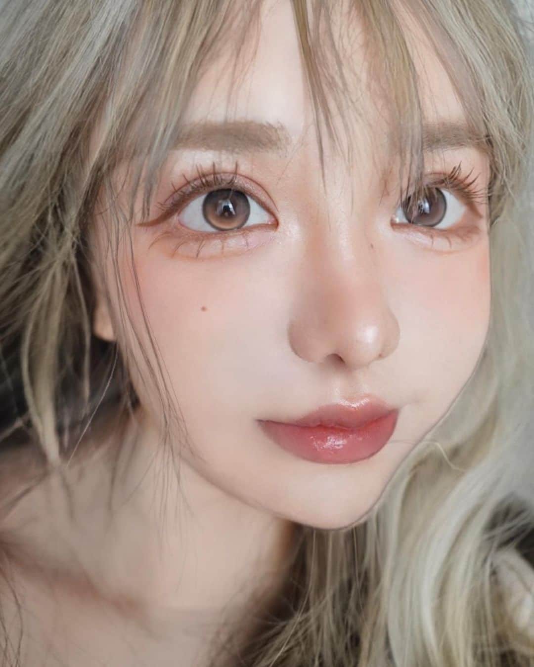 くまくまくまのインスタグラム：「・ コスメブランド「D-up」から発売予定の新商品を一足先に試させて頂きましたよん♪  今回は今までのブラウンとはひと味ちがった【盛れるブラウンベージュ】のマスカラ＆アイライナー👁✨  🧸マスカラ『モカベージュ』: 王道ブラウンとは違った自然で柔らかな“存在感”  ☕️アイライナー『ミルクカプチーノ』: 横にも縦にも目幅を拡張、まろやかな深みの優しい締め色。  春夏用の明るい雰囲気にぴったり色味で、 ワントーンメイクがおすすめ🤎  ▼発売日  4月21日(金)　  @dupeyebeauty  #pr#ディーアップ#ディーアップマスカラ#DUP#ディーアップアイライナー#新作コスメ#新色コスメ#春コスメ#カラーメイク#メイク好き#中国メイク#韓国メイク#透明感メイク#チャイボーグ#コスメレビュー#メイクアップ#アイメイク#垢抜け#垢抜けメイク#大人可愛い#春メイク#コスメレポ#アイライナー#透明感メイク#オルチャン#オルチャンファッション#オルチャンメイク#カラーアイライナー#オススメコスメ#ワントーン#ワンホンメイク」