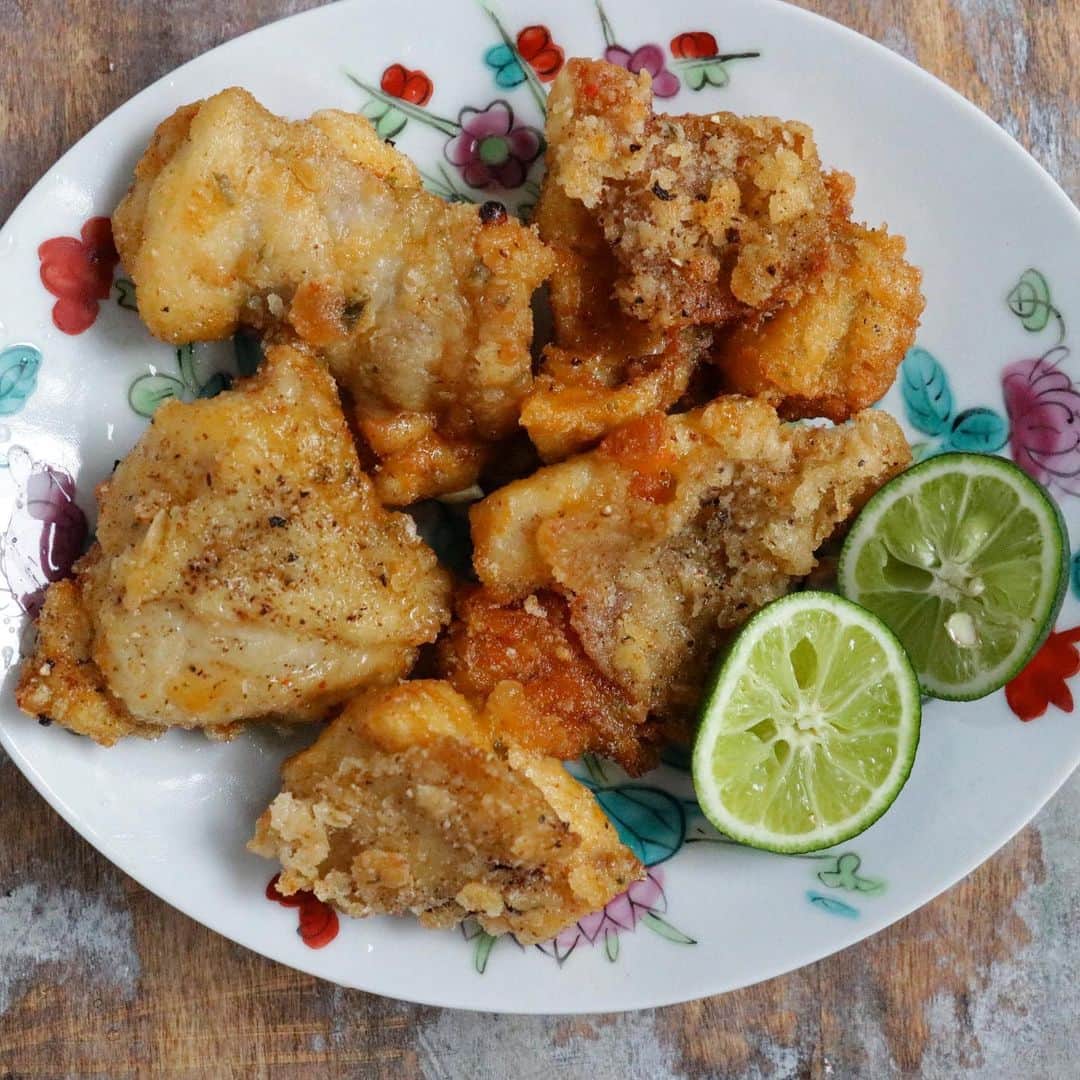 エダジュンさんのインスタグラム写真 - (エダジュンInstagram)「ガイトートトムヤム🇹🇭🍗  鶏肉に、トムヤムクンペースト、ナンプラー、マヨ、パクチーの根っこのみじん切り、胡椒を揉み込んで、一晩漬ける。  片栗粉を薄くまぶして、カリッと揚げて、 すだちをギューっと✨✨  吐息がでる美味しさ🤤  #ガイトート #トムヤムクン #タイ料理#thaifood  #エダジュン」4月15日 12時29分 - edajun