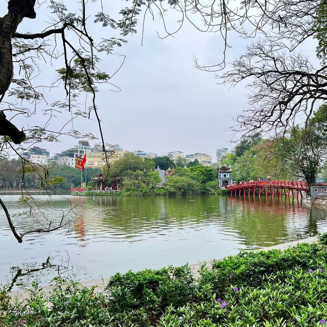 のインスタグラム：「ハノイのホアンキエム湖、旧市街周辺。  河内霍安基姆湖，旧城区周边。  하노이의 호안끼엠 호수, 구시가지 주변.  Hoan Kiem Lake in Hanoi, around the Old Quarter.  Lago Hoan Kiem en Hanói, alrededor del casco antiguo.  #akhtravelogue」