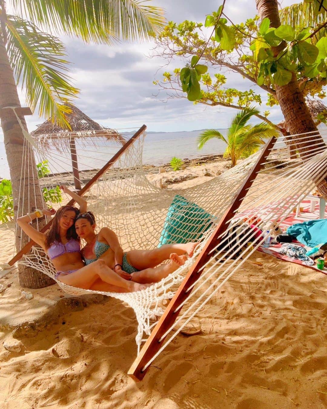 MEGUMIのインスタグラム：「ハンモックって意外と難しいね🌴  スワイプしてね🔜  #fiji #fijiislands #southseaisland #フィジー #ハンモックのある生活  #ハンモックの正しい乗り方 #ハンモック初心者 #ミナの股間にヘッドアタック」