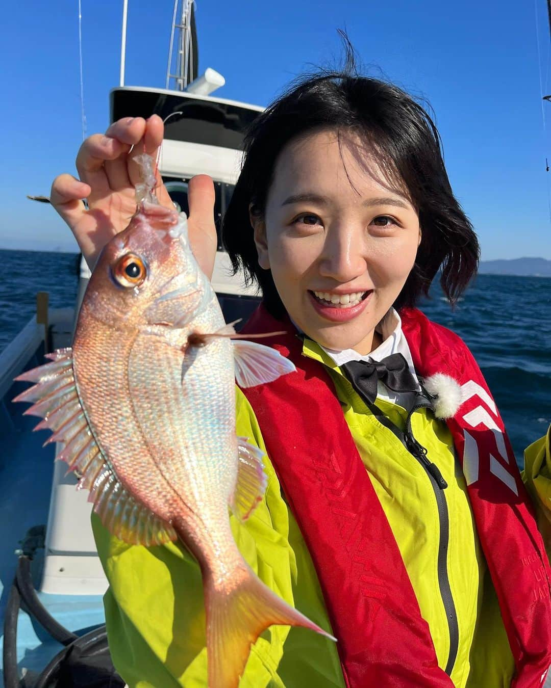 東留伽のインスタグラム：「海老で鯛、釣り上げました！！！ めでたい㊗️ ． ． 船長のウッキーさん、プロの田中さんのお陰様で釣ることができました🐟 . 鯛しゃぶは勝利の味です。🤤 ． ． 天草はウニも美味しいし海も綺麗だし、イルカにも会えるんです(実は 今度は個人的にドライブ旅行したいなぁ🐬 ． ． おまけ 今日の衣装、黄色い模様が素敵でした🌟 ． #熊本 #天草 #鯛 #コレうまの旅 #衣装 #旅サラダ #釣り #海釣り」