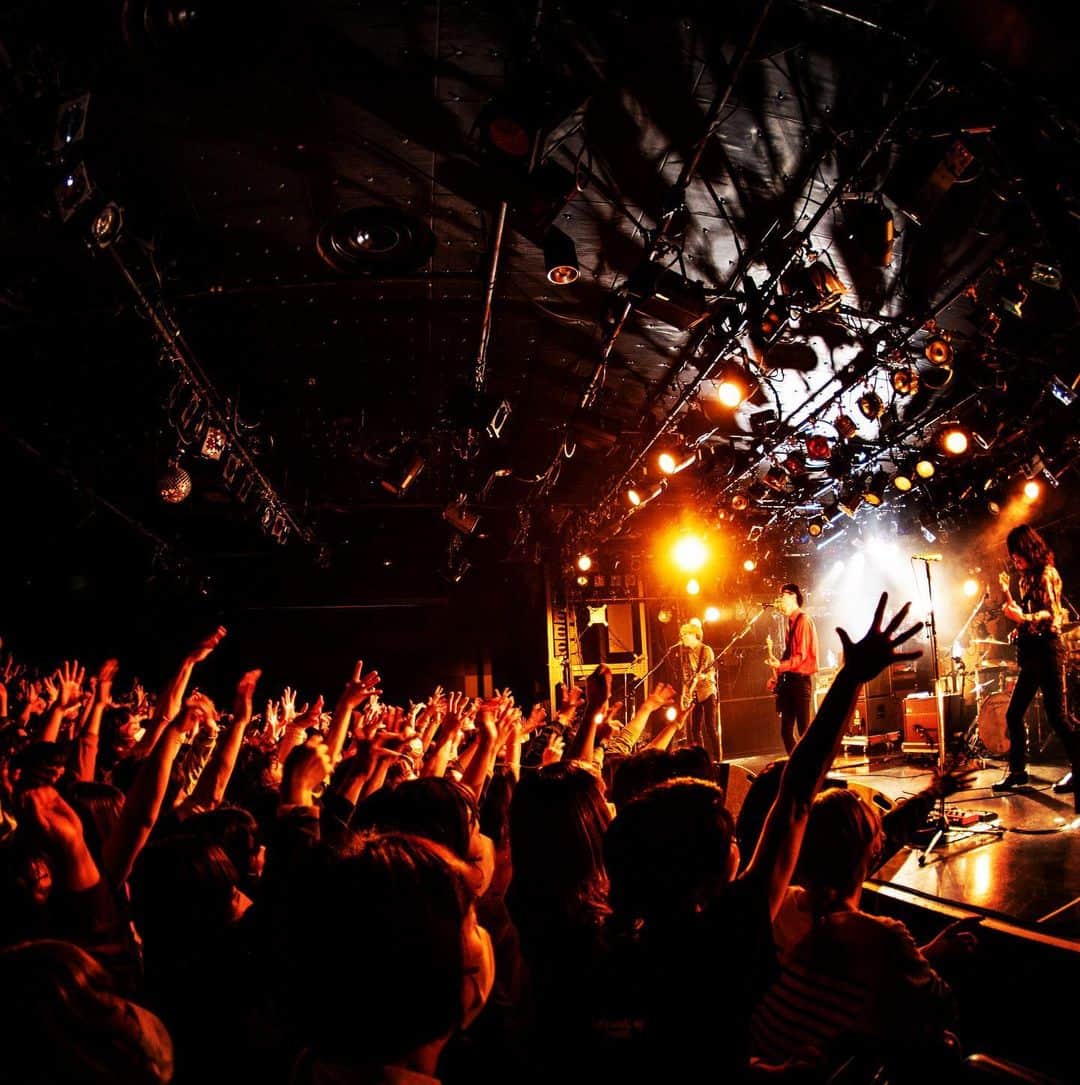 鈴鹿秋斗さんのインスタグラム写真 - (鈴鹿秋斗Instagram)「THE BAWDIES×夜の本気ダンス  バチバチはやはり楽しい🙏🏻🙏🏻🙏🏻🙏🏻🙏🏻🔥🔥  #夜の本気ダンス #THEBAWDIES #hotdog #musical」4月15日 12時57分 - akito_suzuka